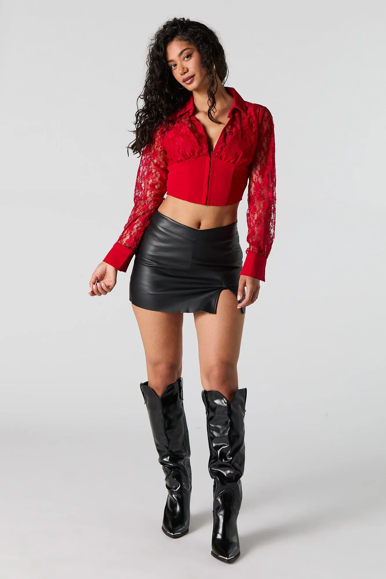 Haut corset court fleuri en dentelle à manches longues sold by Urban Planet product image thumbnail 3