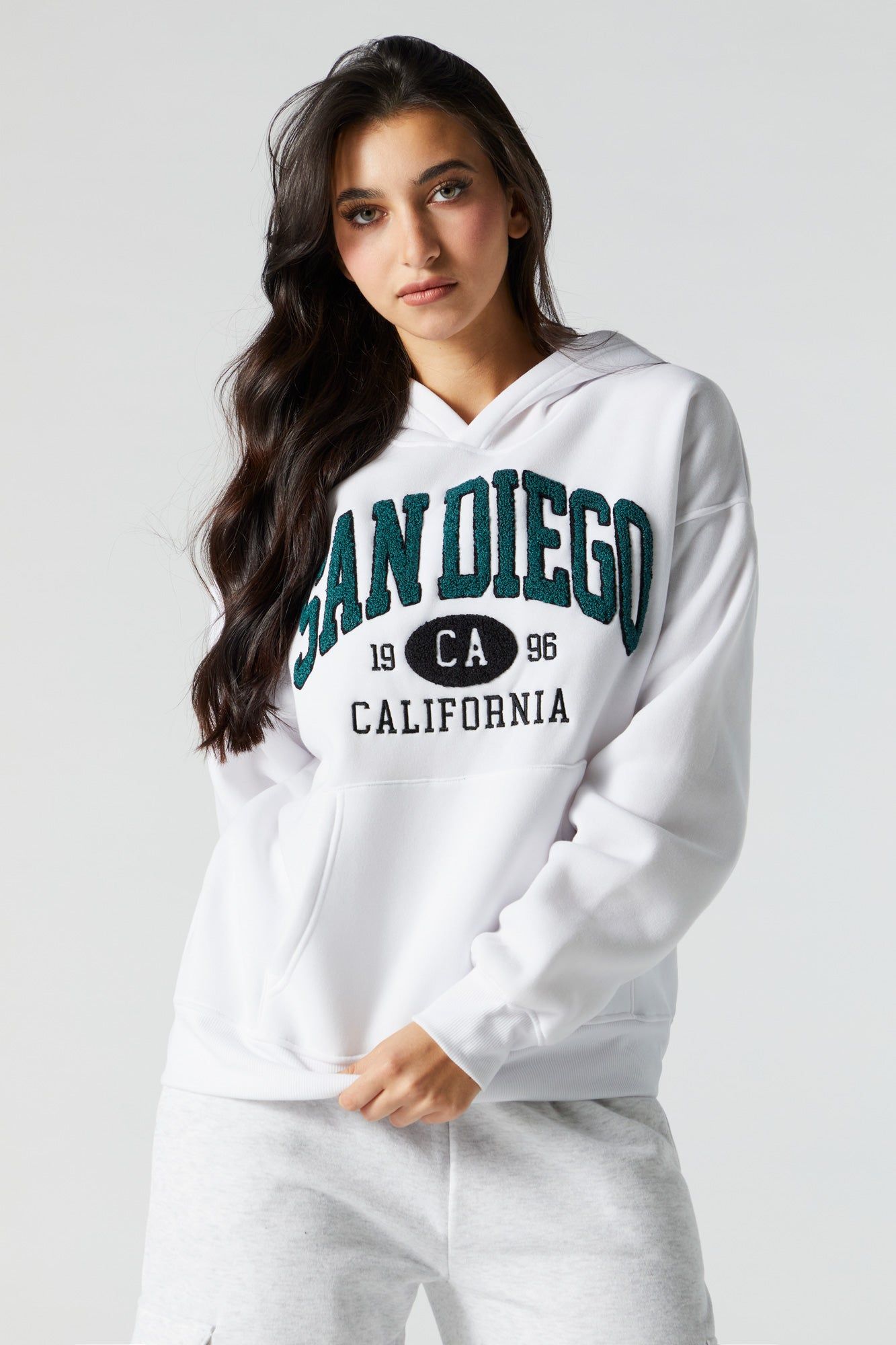 Haut à capuchon en molleton avec motif brodé San Diego en chenille sold by Urban Planet