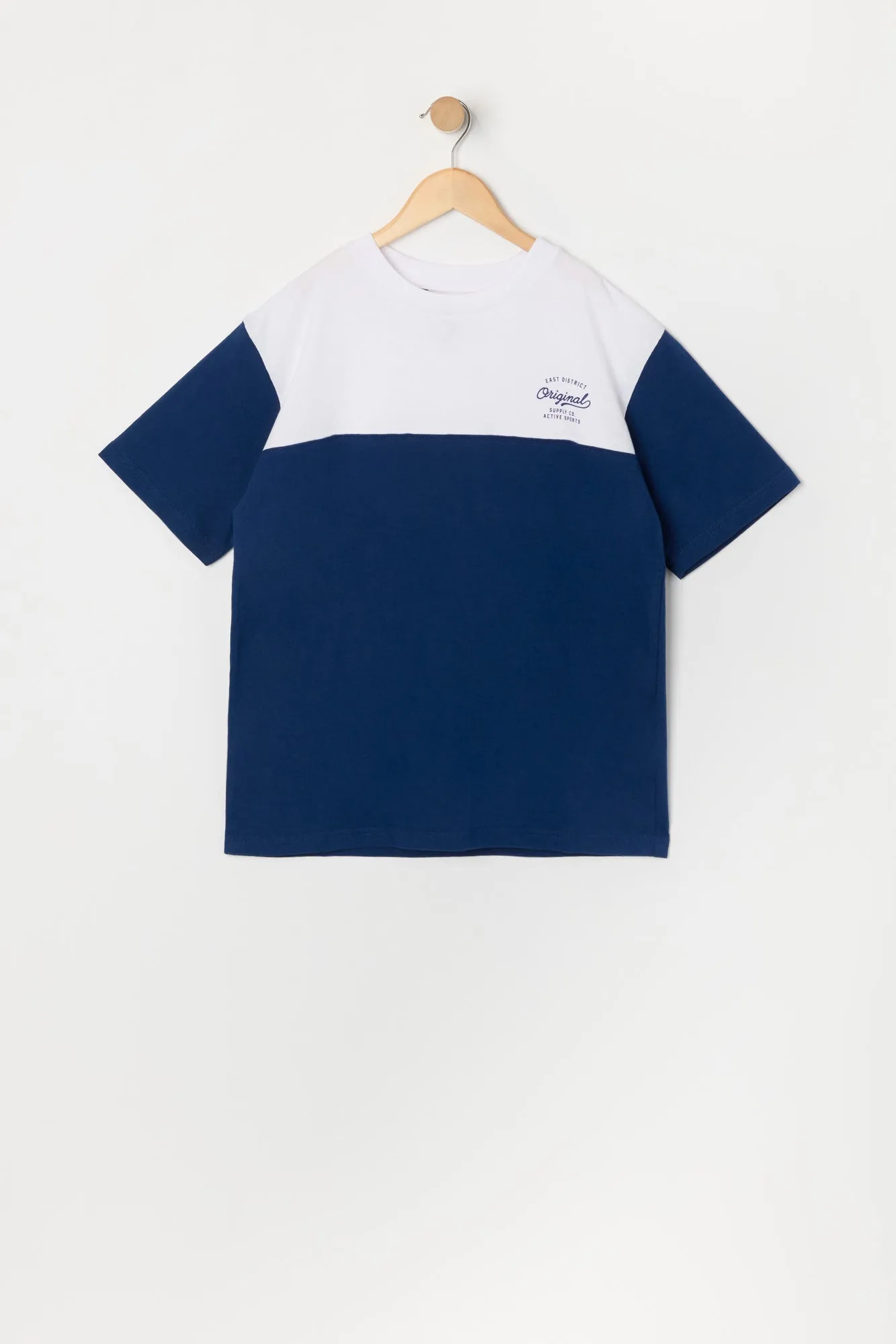 T-shirt à imprimé East District avec blocs de couleurs pour garçon sold by Urban Planet