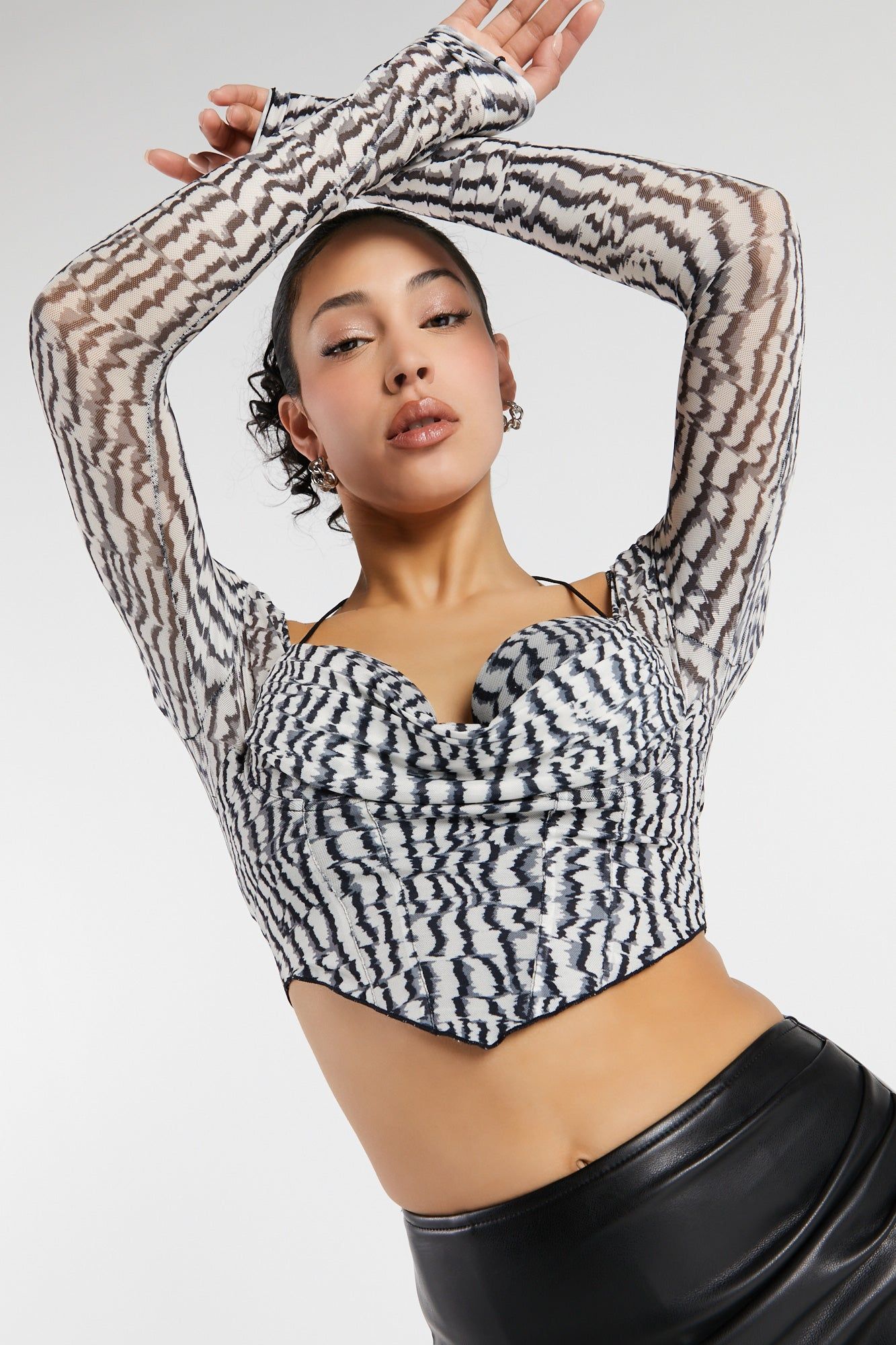 Haut corset en filet noir et blanc avec ourlet en V sold by Urban Planet