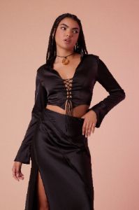 Haut court en satin avec attache sold by Urban Planet
