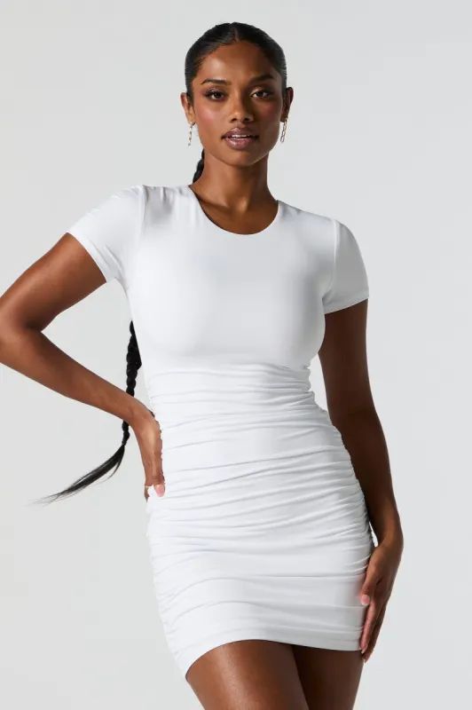 Minirobe profilée ruchée à manches courtes sold by Urban Planet