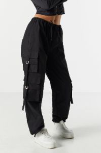 Pantalon cargo parachute avec anneau en D sold by Urban Planet