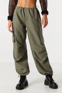 Pantalon cargo parachute sold by Urban Planet