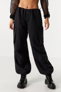 Pantalon cargo parachute sold by Urban Planet