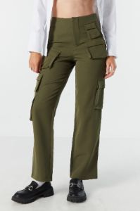 Pantalon à jambe droite avec poches cargo multiples sold by Urban Planet