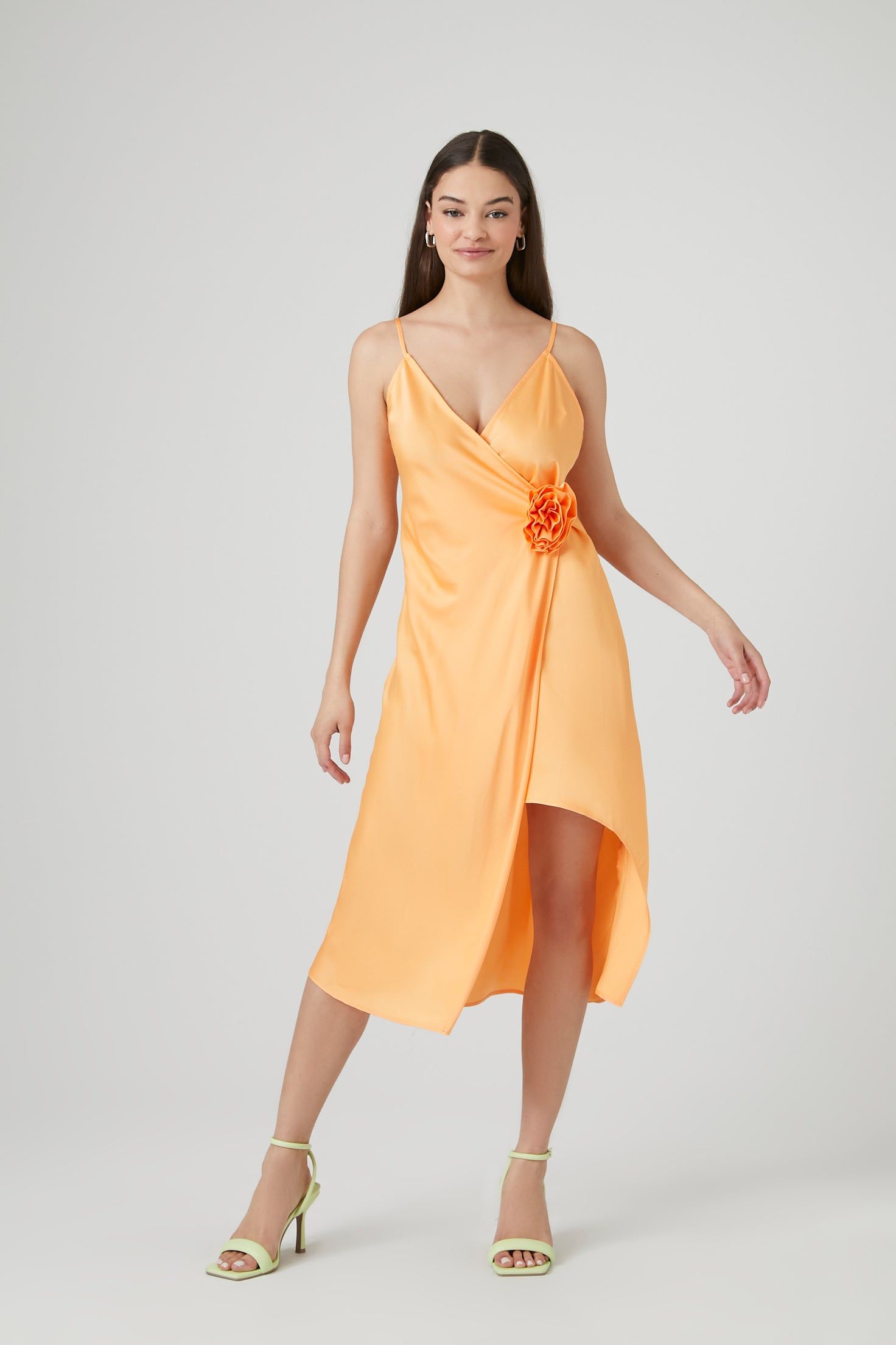 Robe asymétrique fleurie à surplis sold by Urban Planet