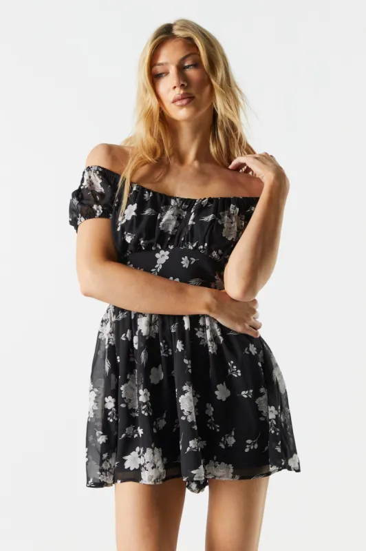 Combi-short de style laitière en chiffon fleuri noir sold by Urban Planet
