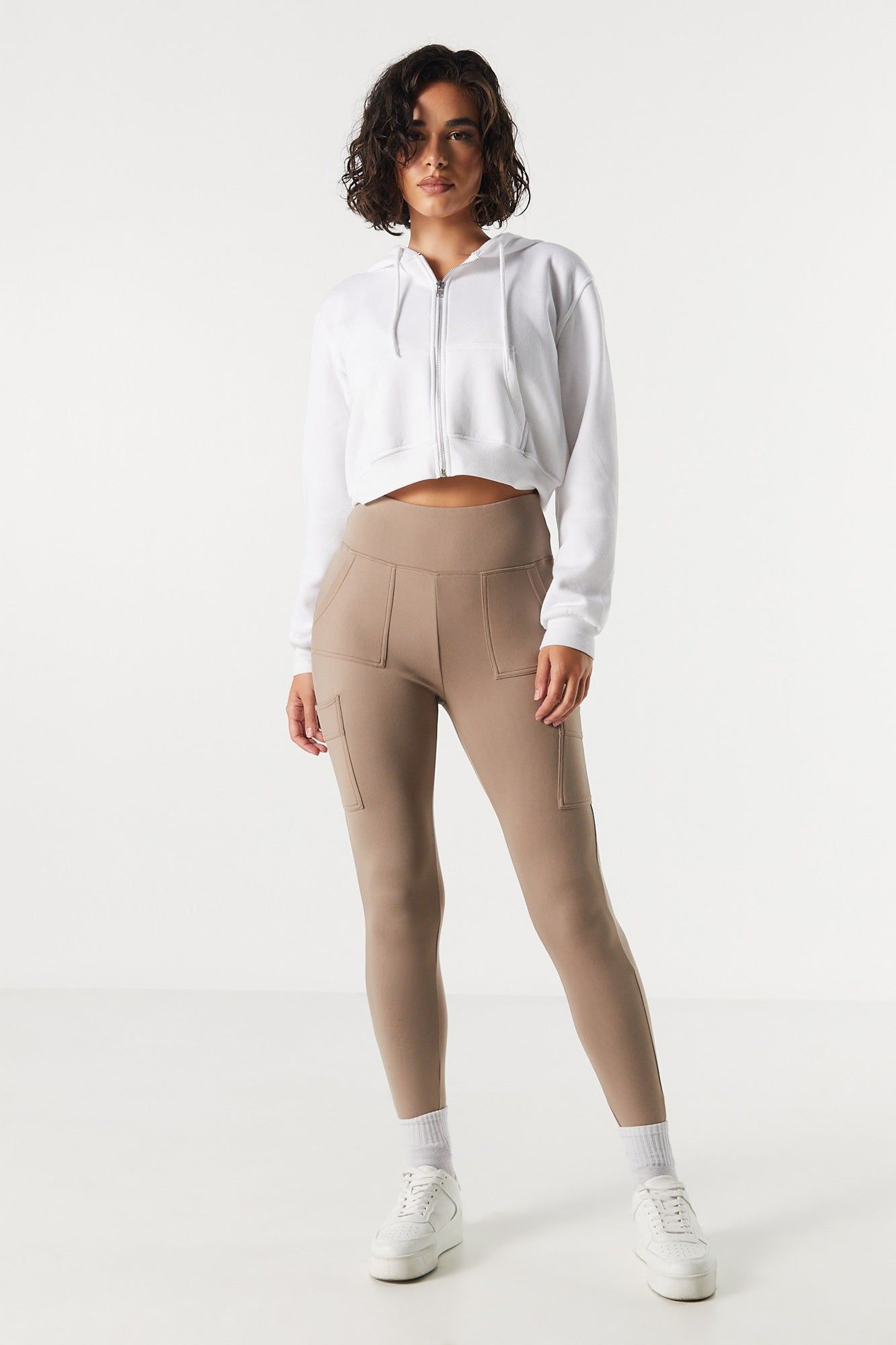 Legging super doux à poches multiples sold by Urban Planet