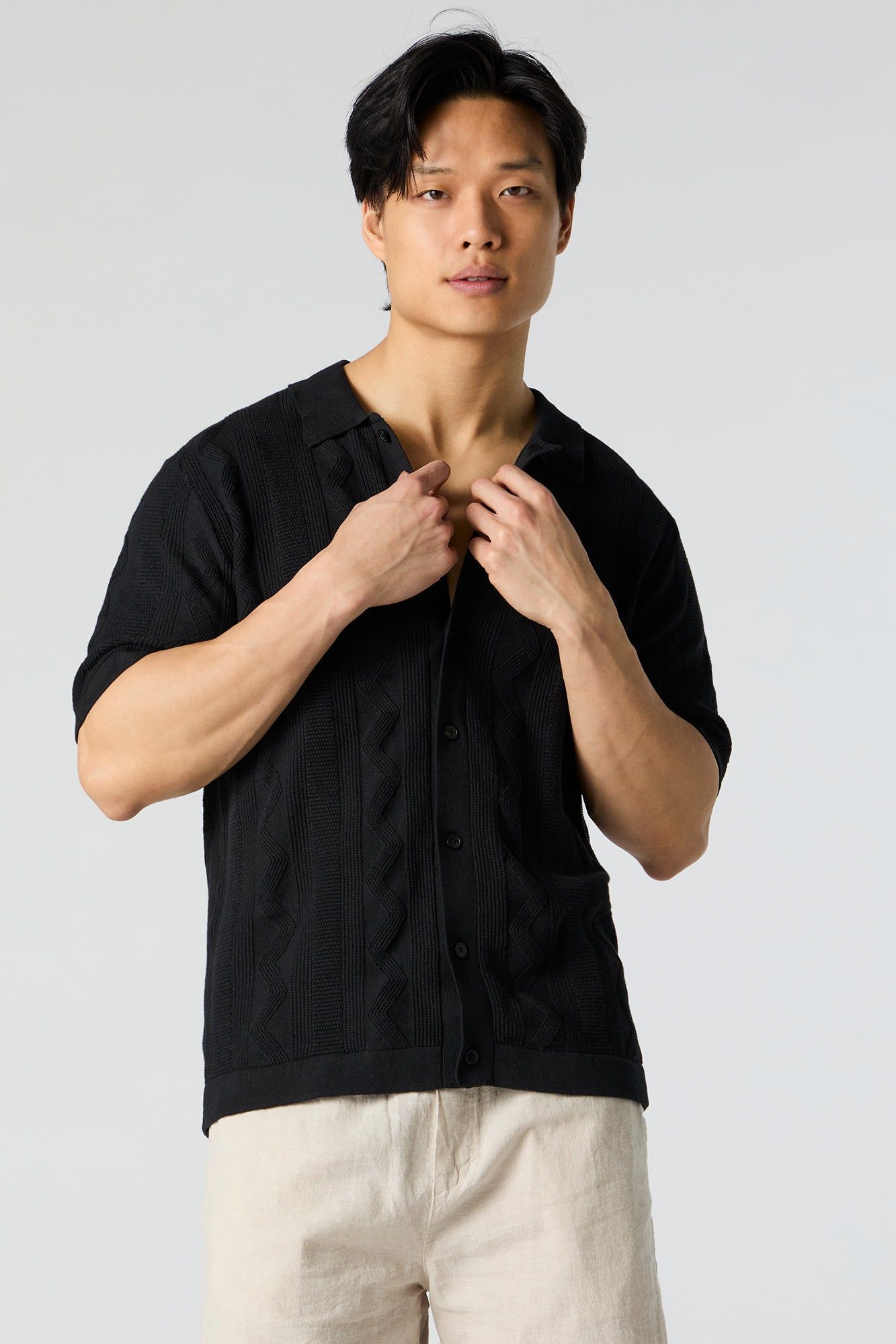 Haut boutonné en tricot à manches courtes sold by Urban Planet