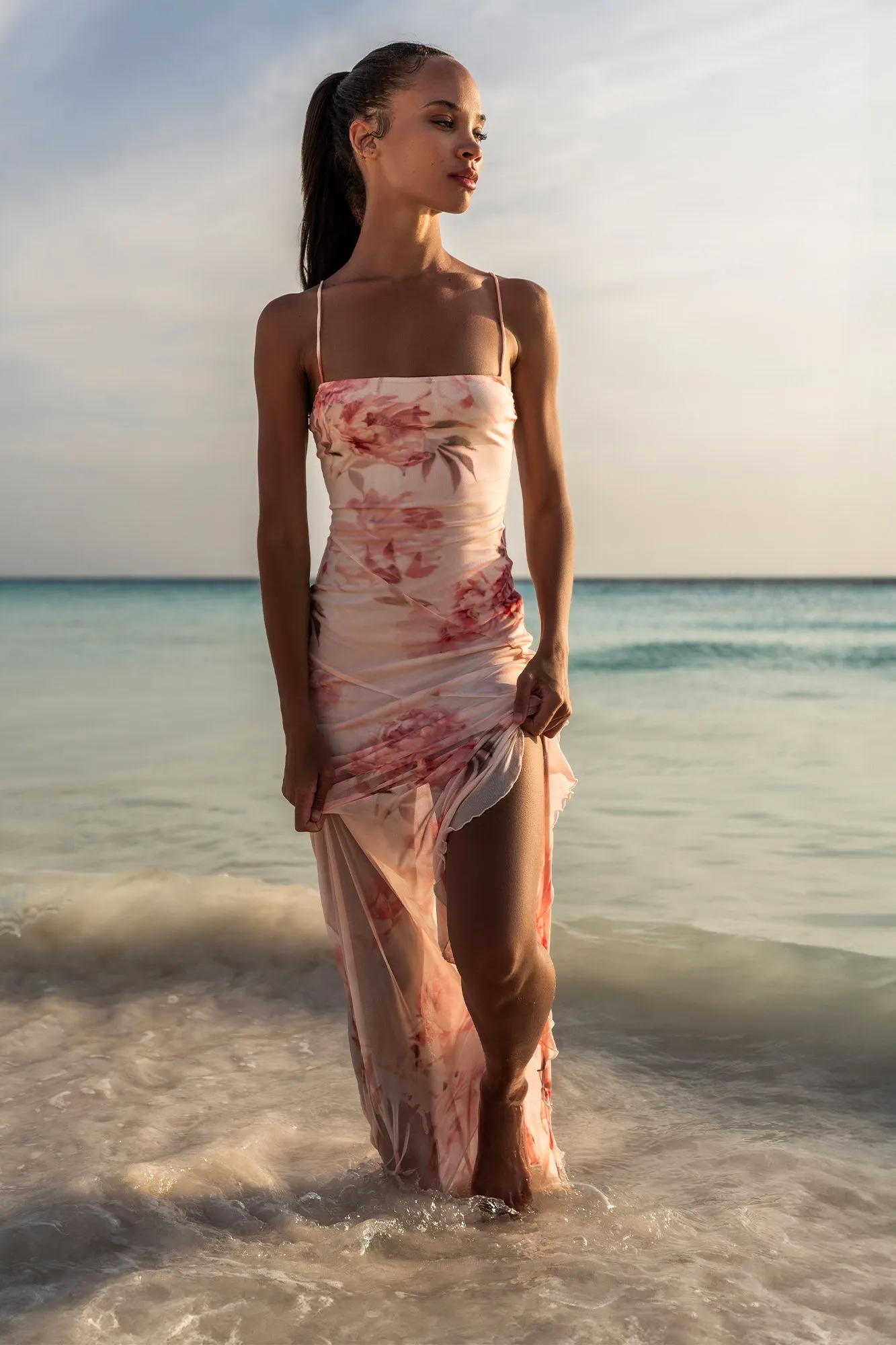 Robe maxi volantée en filet fleuri avec fente sold by Urban Planet