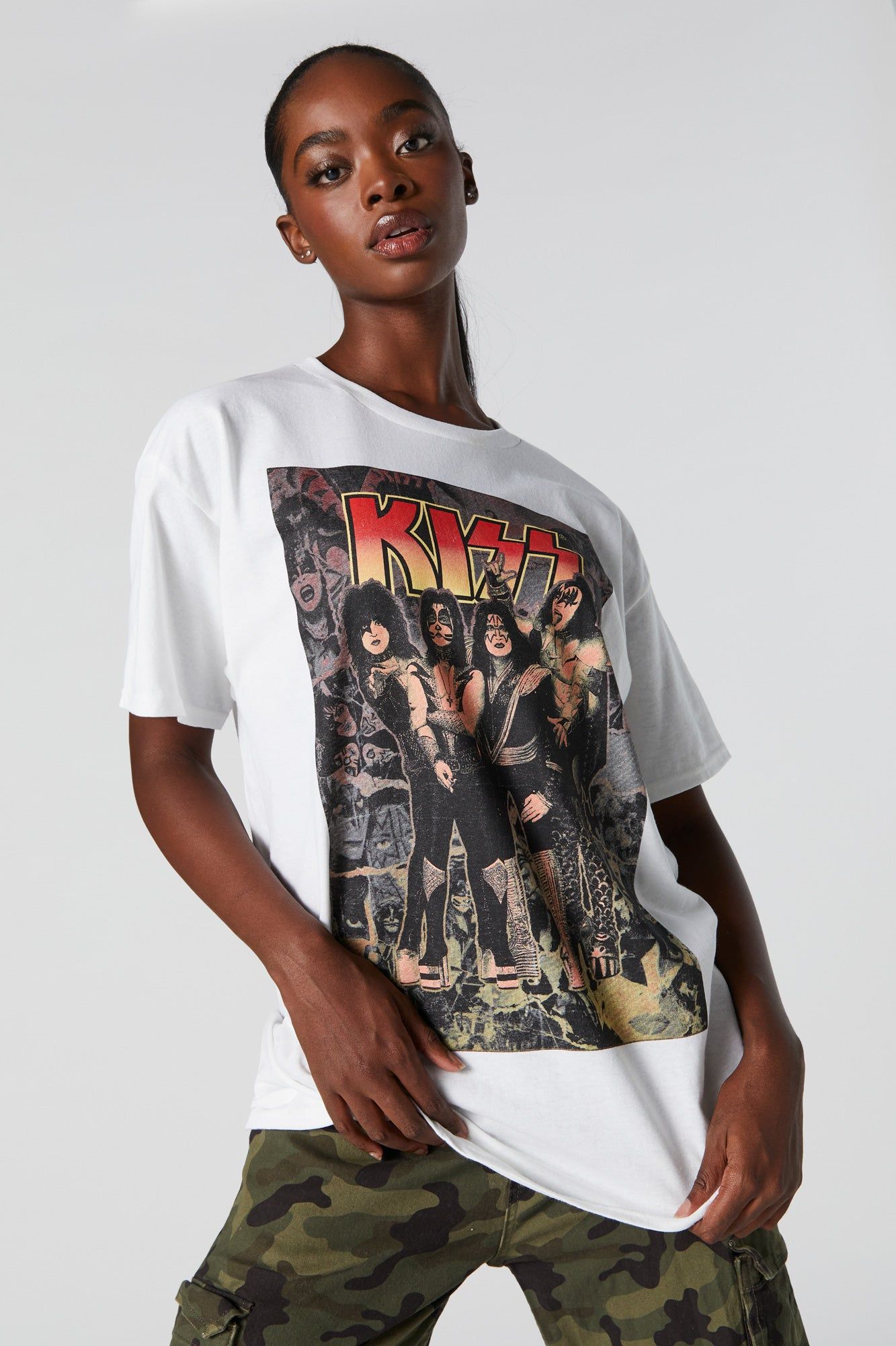 T-shirt de coupe garçonne à imprimé KISS sold by Urban Planet