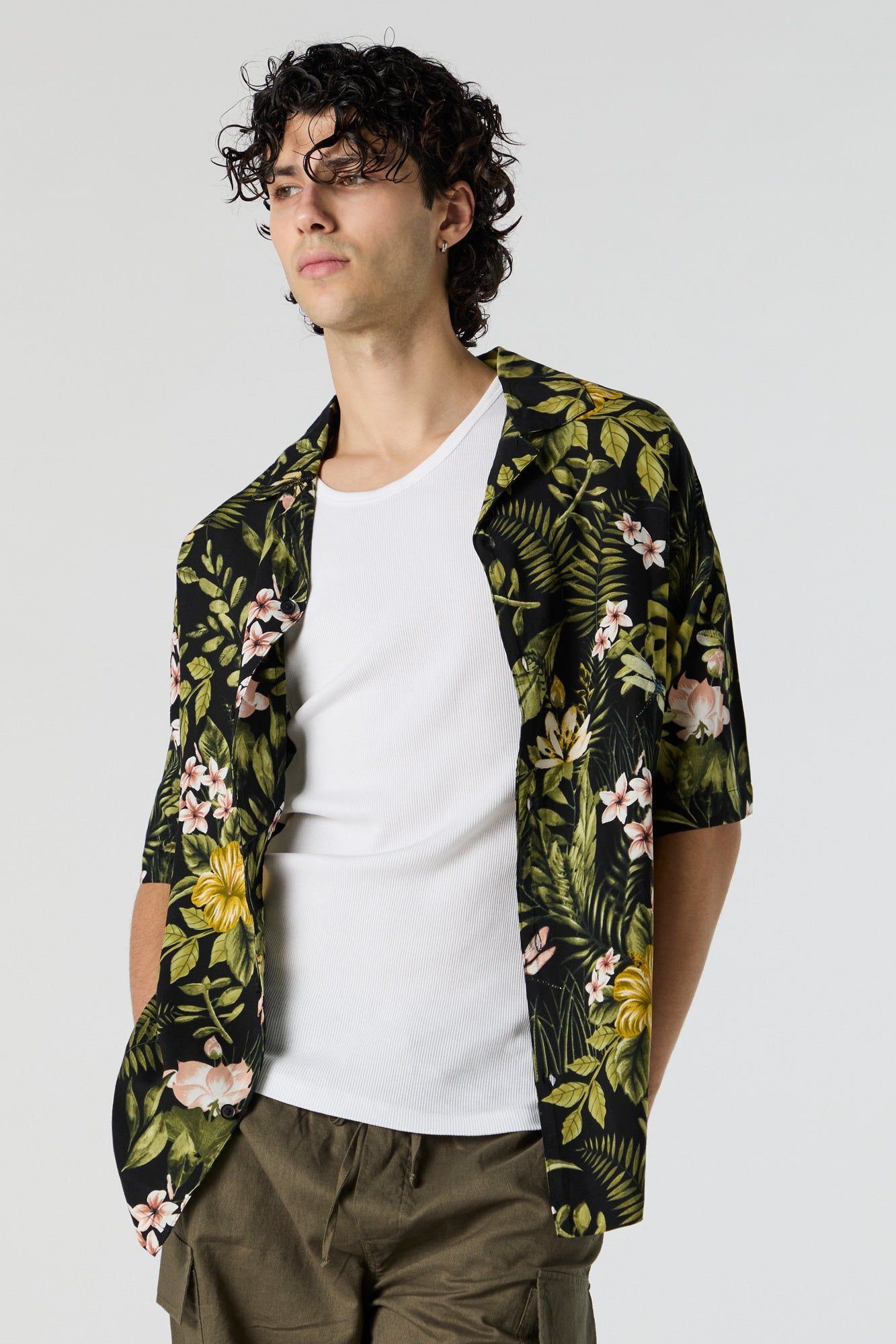 Haut boutonné avec motif tropical sold by Urban Planet