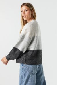 Chandail pelucheux avec blocs de couleurs sold by Urban Planet