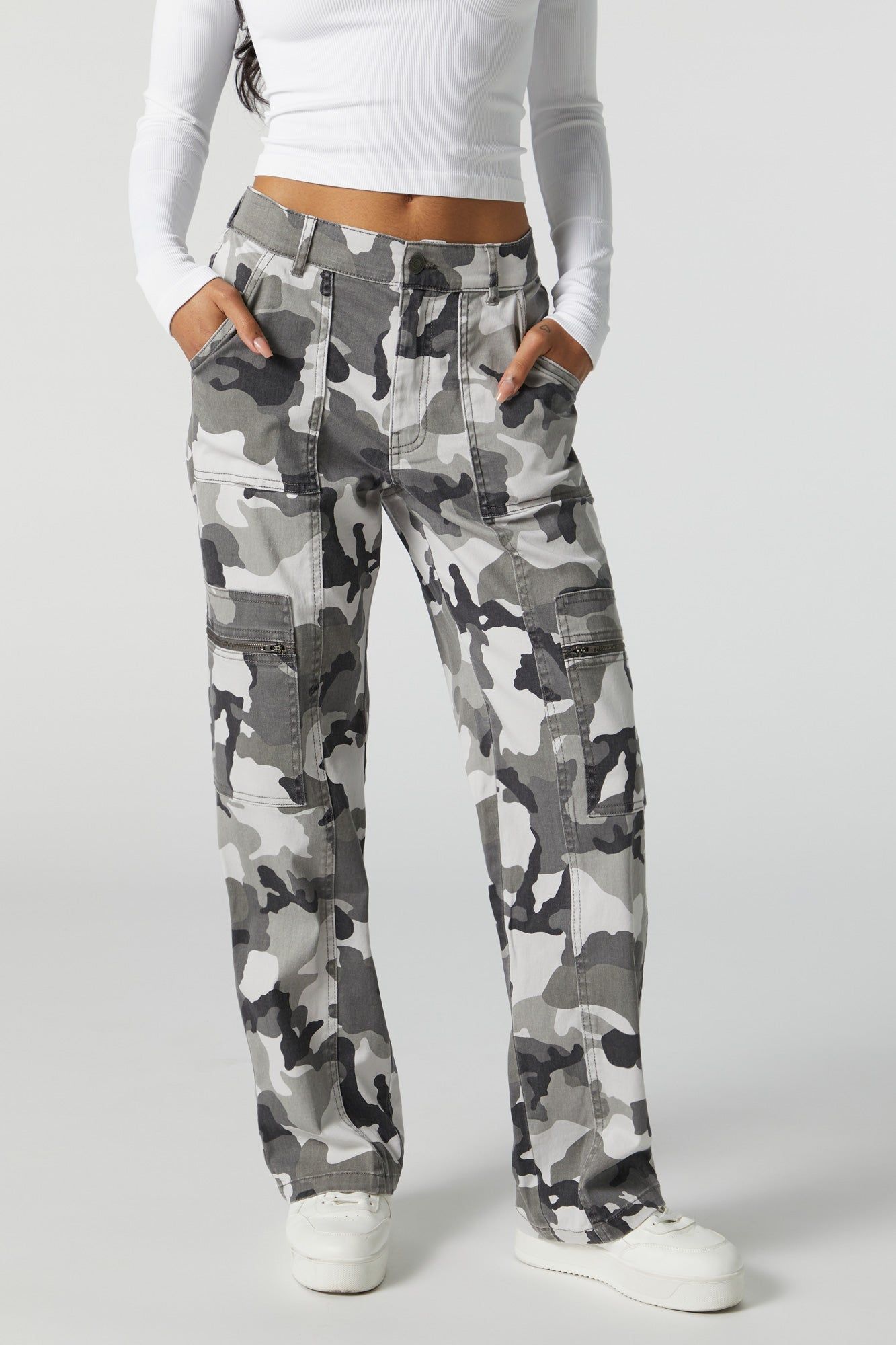 Pantalon à jambe droite avec poches à fermeture à glissière et motif camouflage sold by Urban Planet product image thumbnail 2