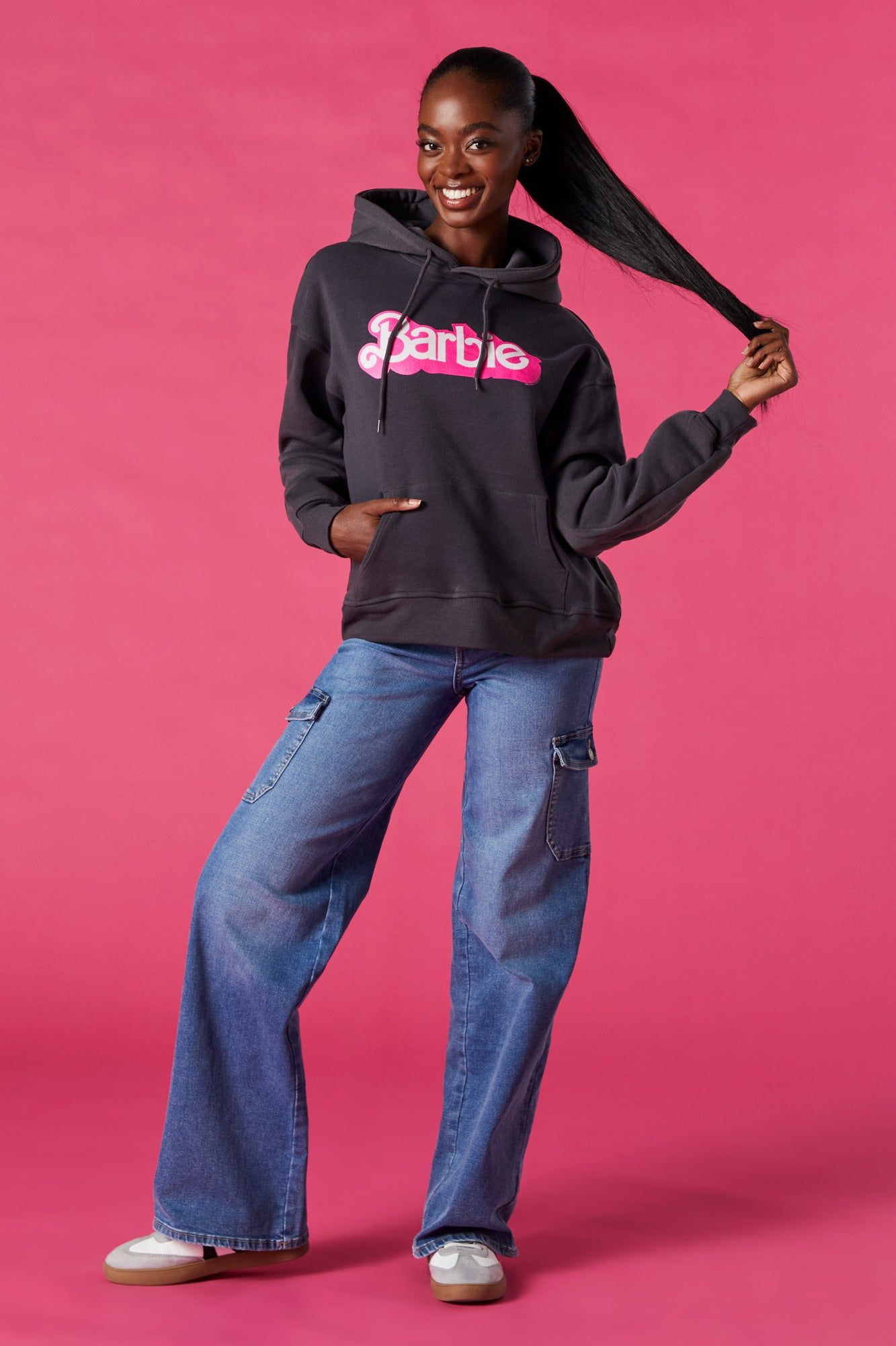 Haut à capuchon en molleton gris foncé à imprimé Barbie™ Le Film sold by Urban Planet product image thumbnail 3