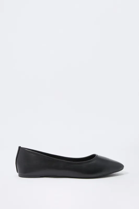 Ballerines en similicuir à bout pointu sold by Urban Planet
