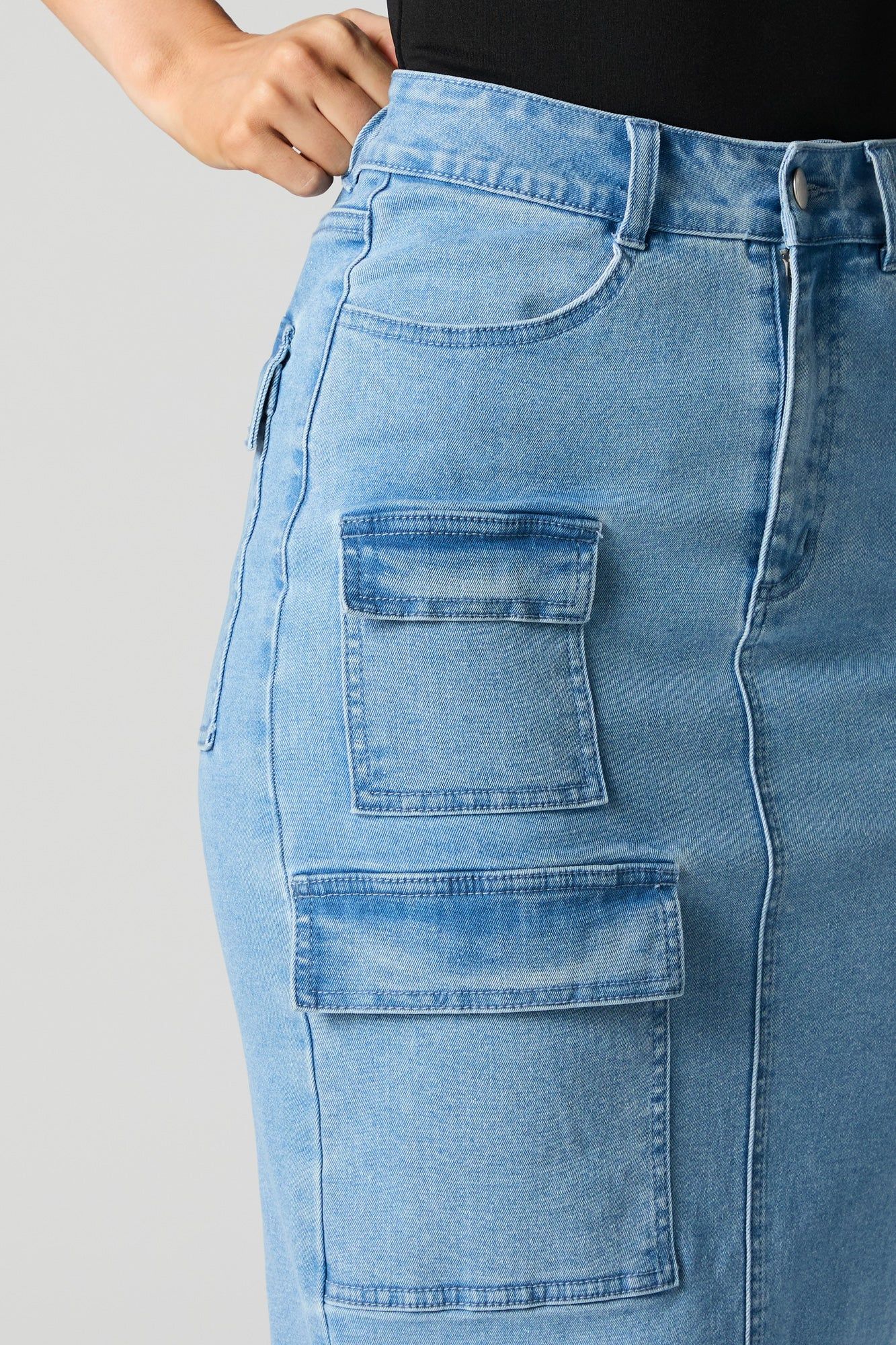 Jupe midi en denim délavé pâle avec poches cargo multiples sold by Urban Planet product image thumbnail 4