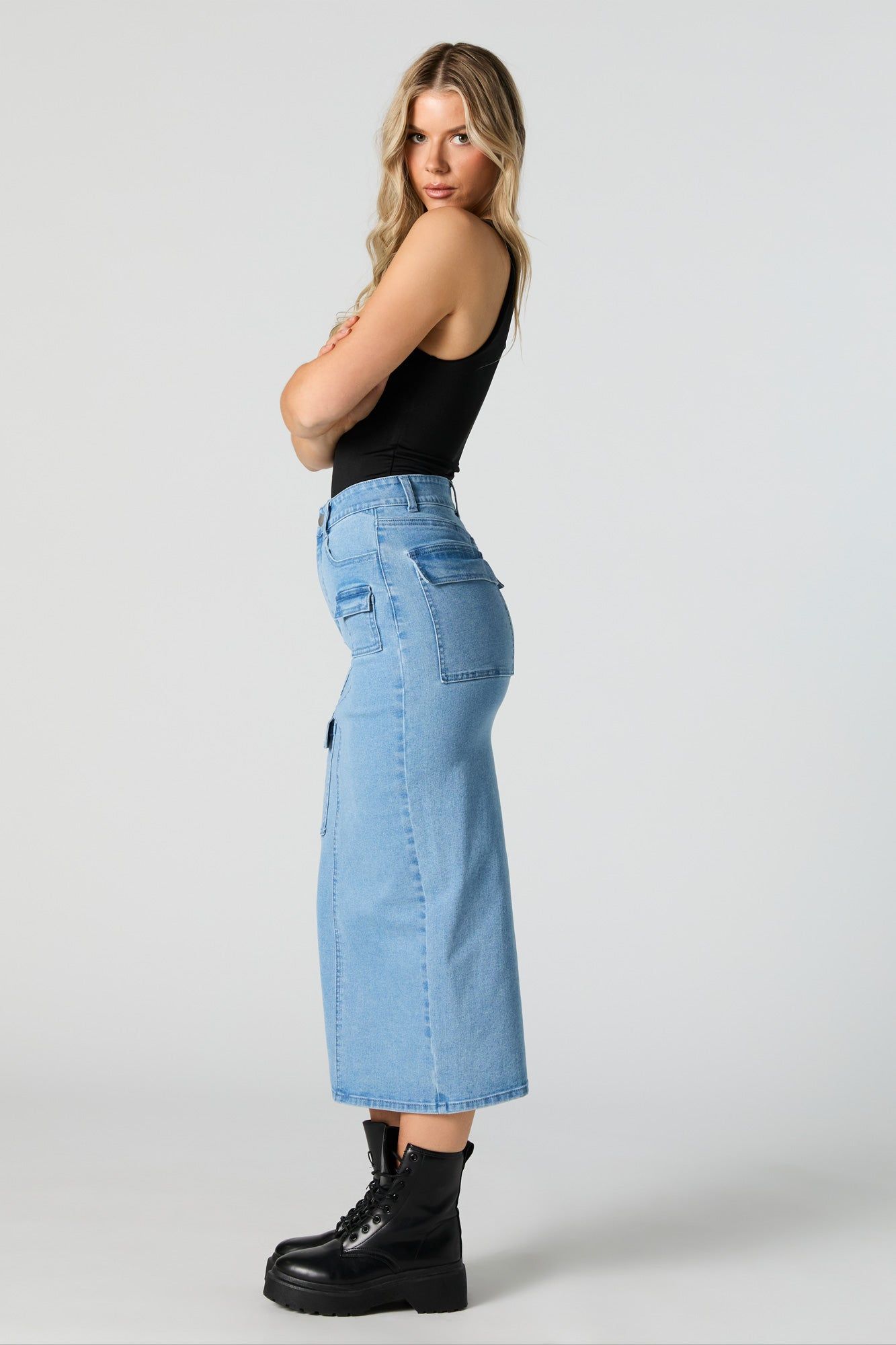 Jupe midi en denim délavé pâle avec poches cargo multiples sold by Urban Planet product image thumbnail 3