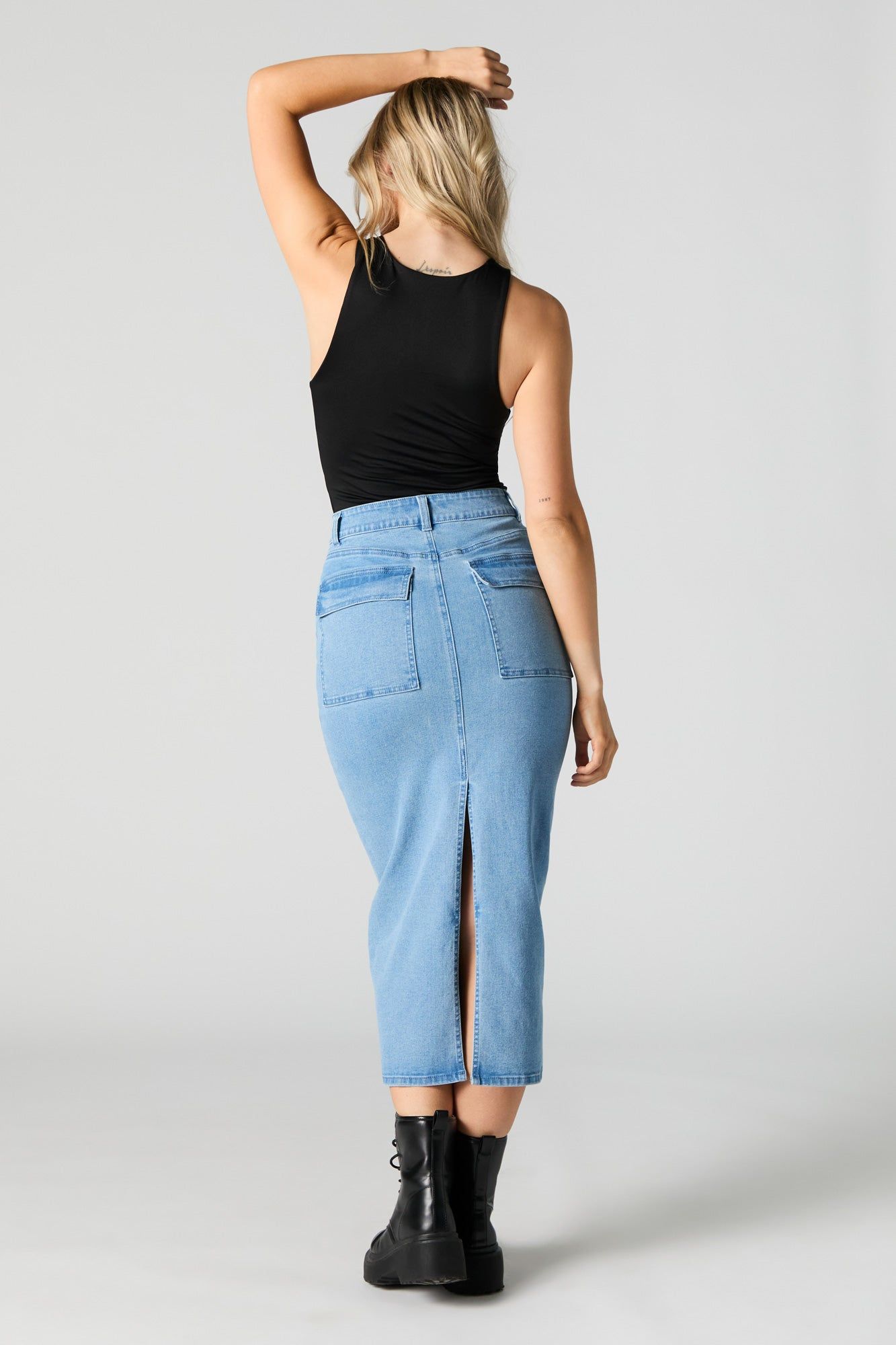 Jupe midi en denim délavé pâle avec poches cargo multiples sold by Urban Planet product image thumbnail 2