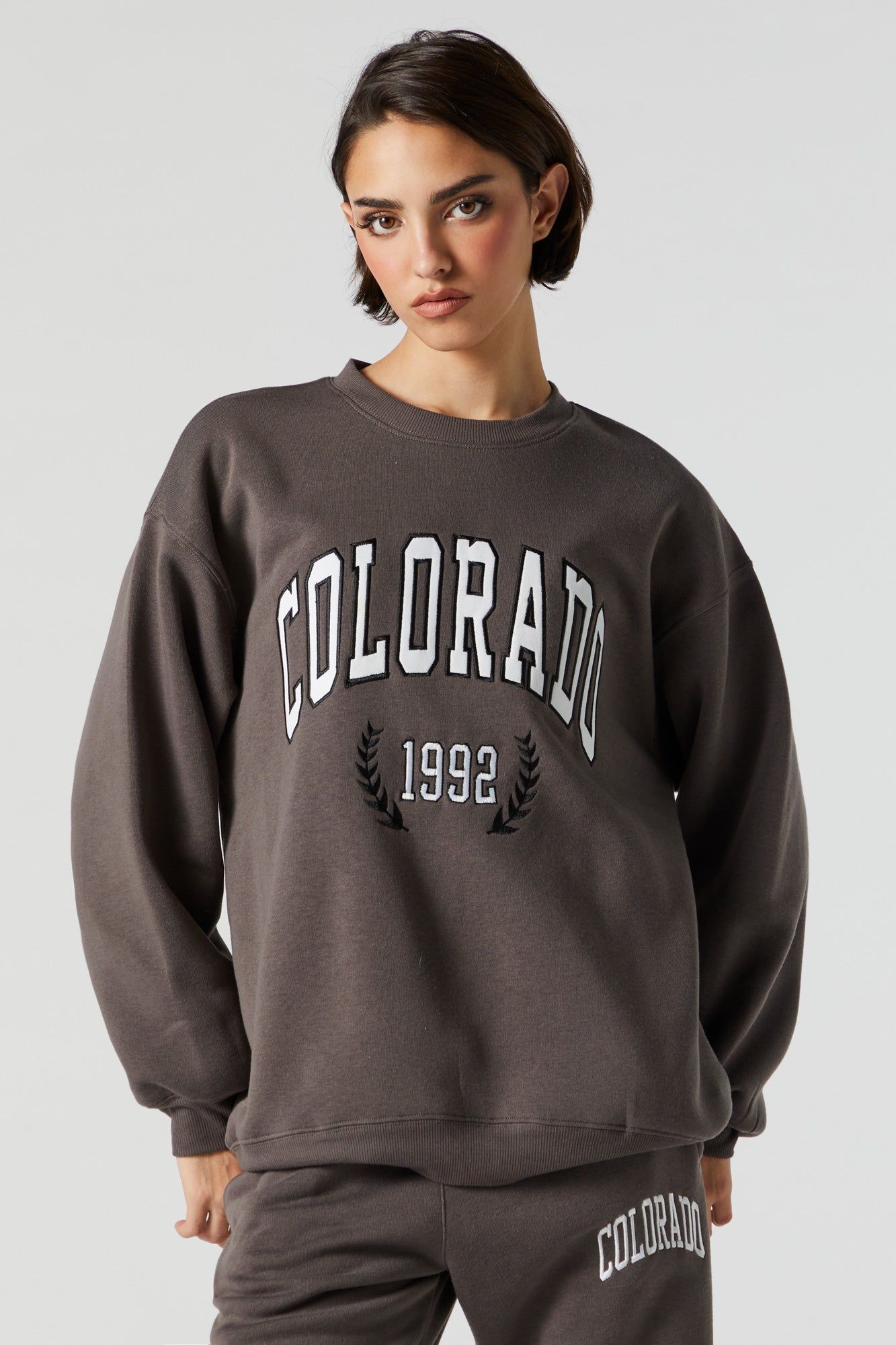 Chandail en molleton avec motif Colorado brodé en chenille sold by Urban Planet