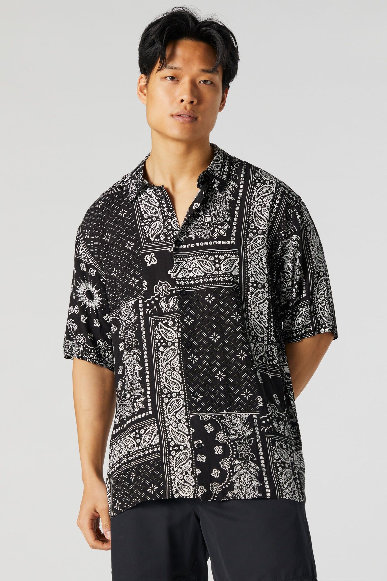 Haut boutonné avec motif cachemire sold by Urban Planet