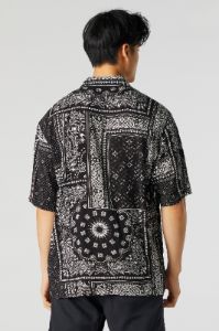 Haut boutonné avec motif cachemire sold by Urban Planet