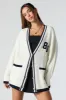 Cardigan boutonné en tricot avec motif brodé 86 en chenille sold by Urban Planet