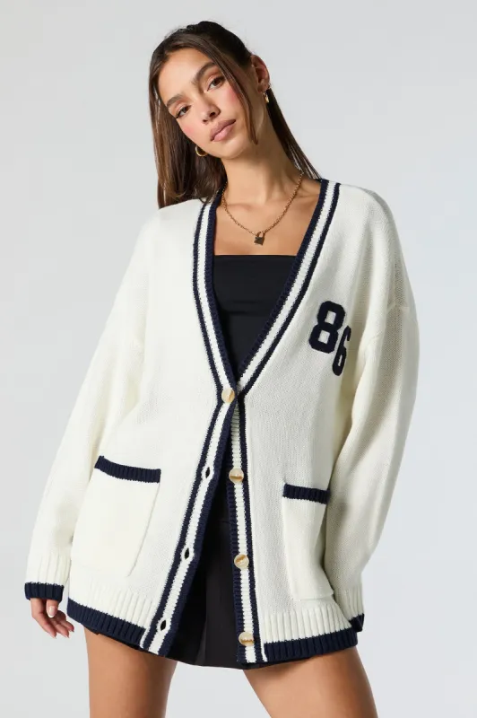 Cardigan boutonné en tricot avec motif brodé 86 en chenille sold by Urban Planet
