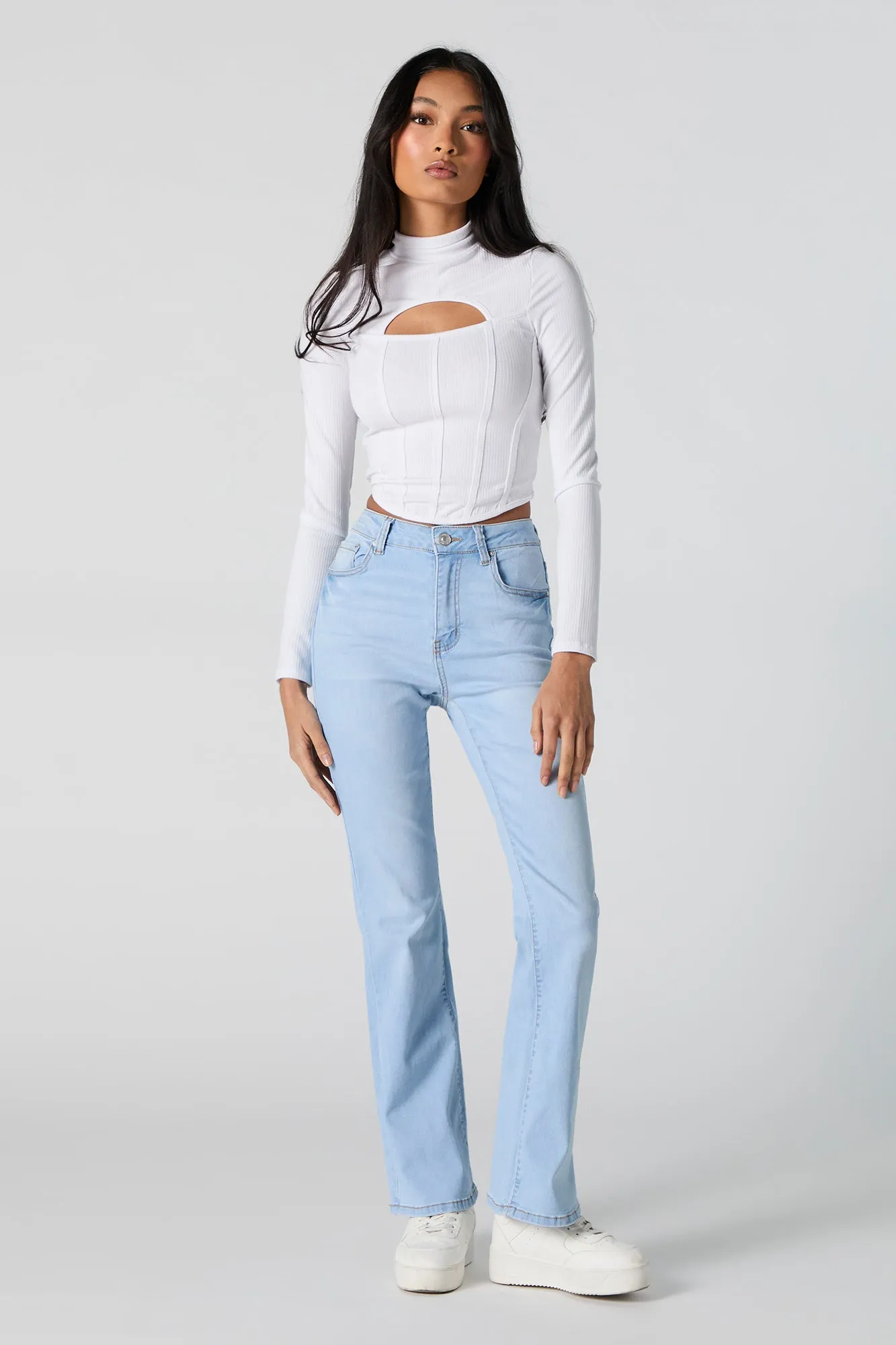 Jean mince à jambe évasée et taille haute sold by Urban Planet