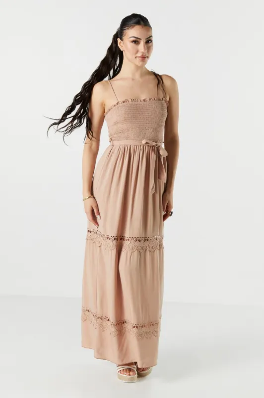 Robe maxi volantée avec liséré de dentelle sold by Urban Planet
