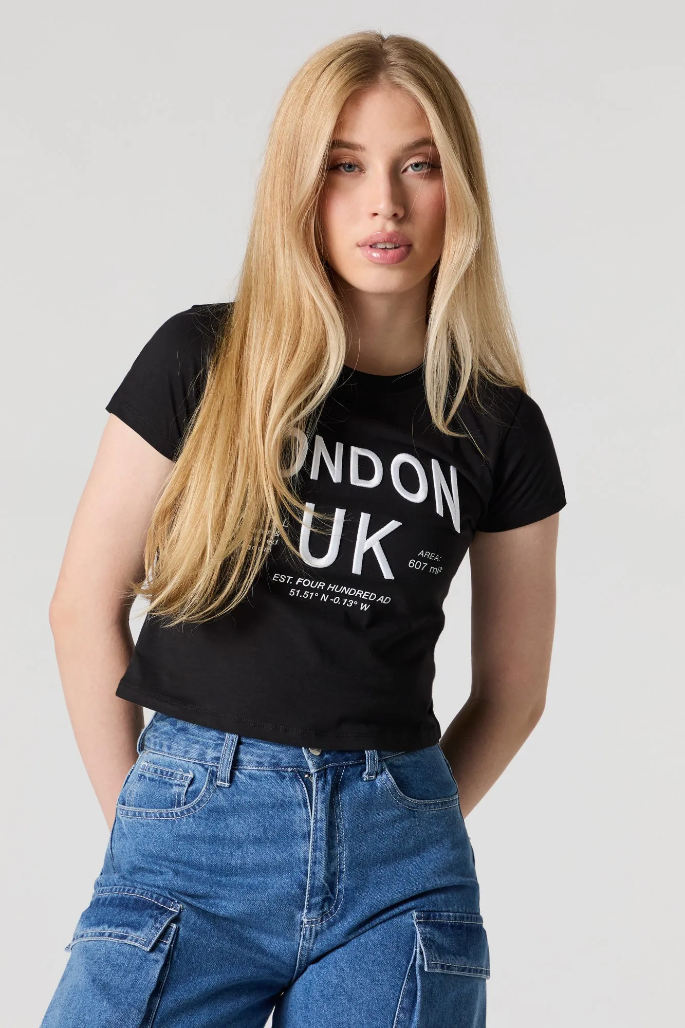 T-shirt ultracourt avec motif brodé London UK sold by Urban Planet