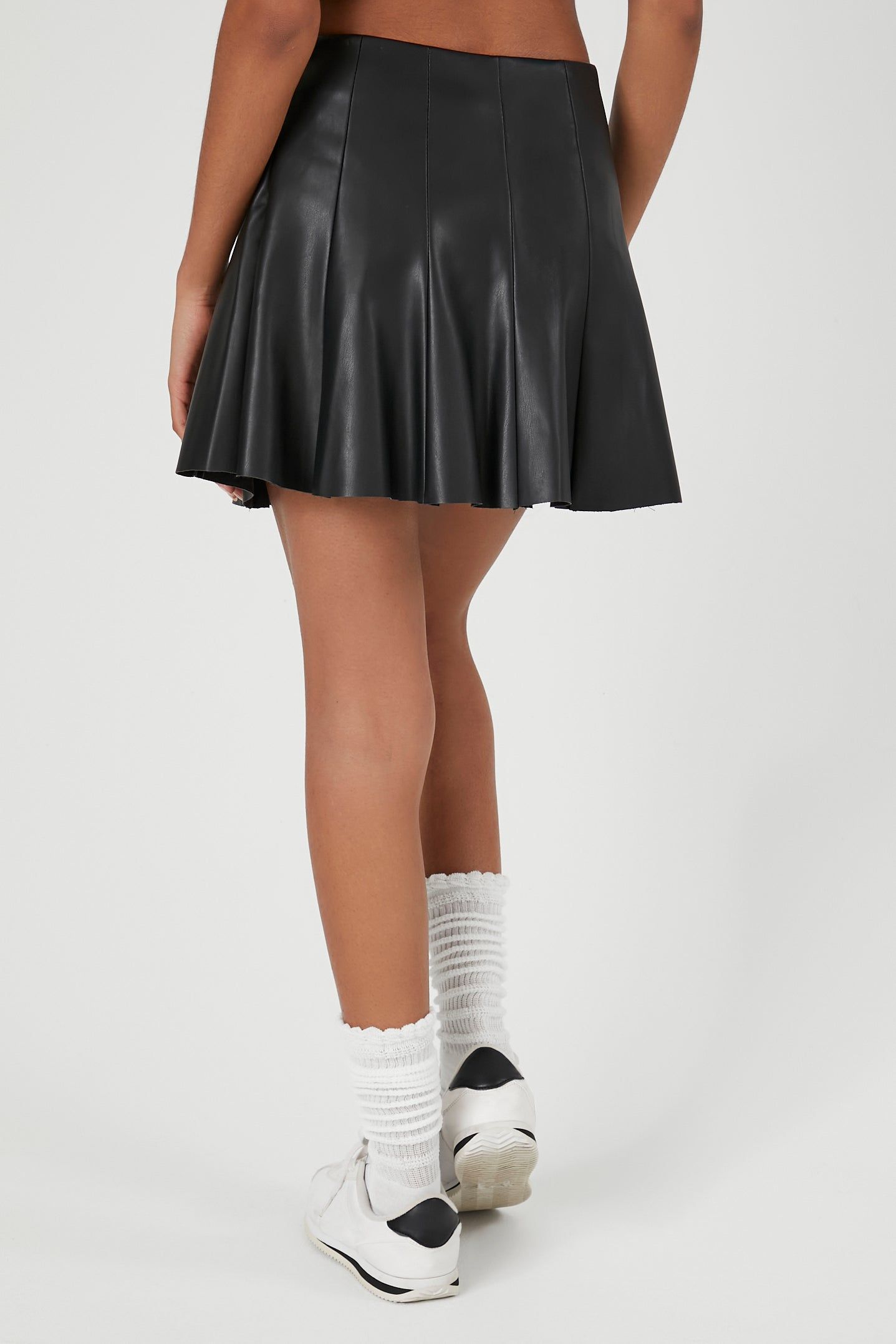 Minijupe plissée en similicuir sold by Urban Planet product image thumbnail 4