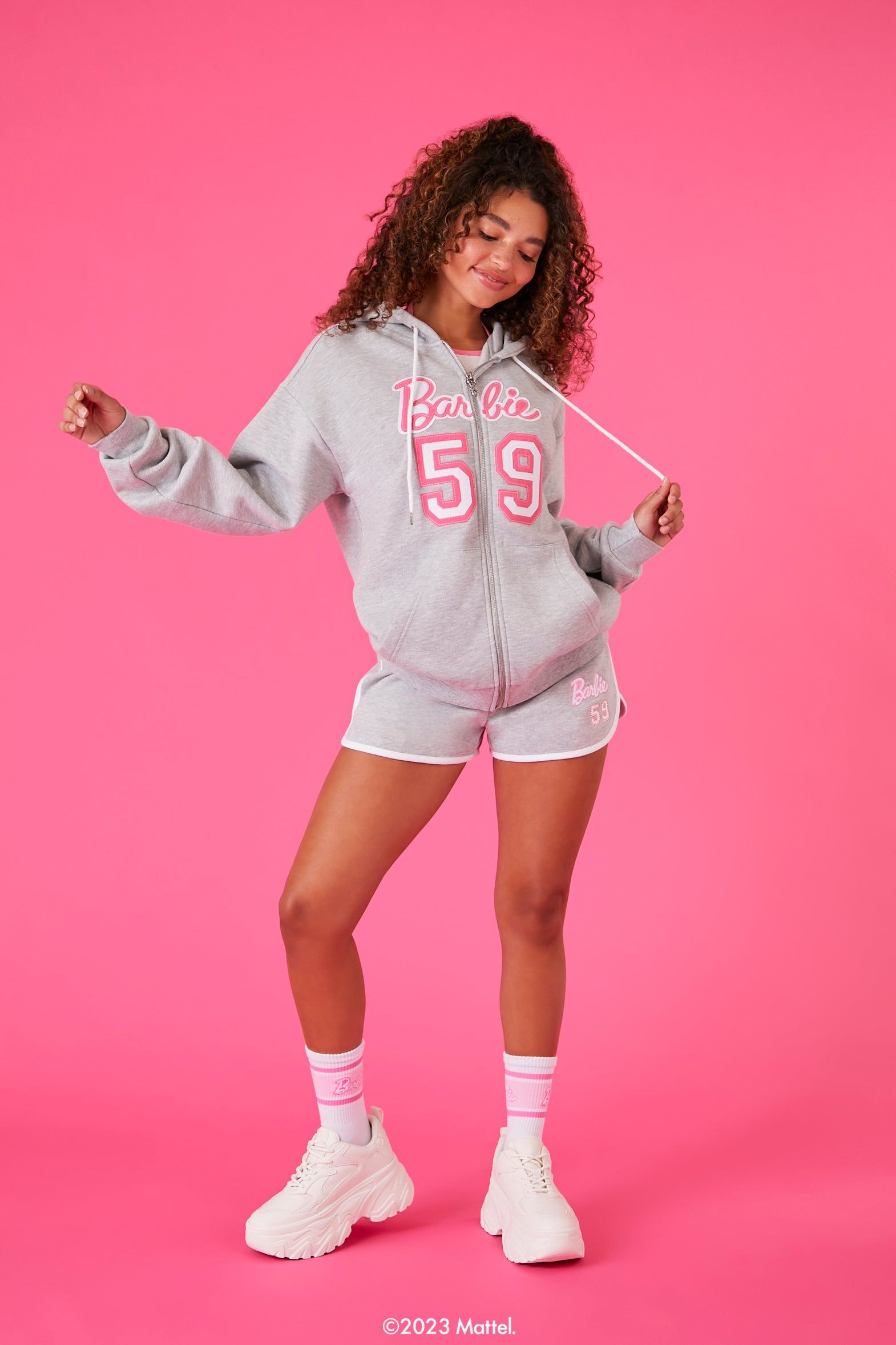 Haut à capuchon avec motif brodé Barbie™ et fermeture à glissière sold by Urban Planet product image thumbnail 4