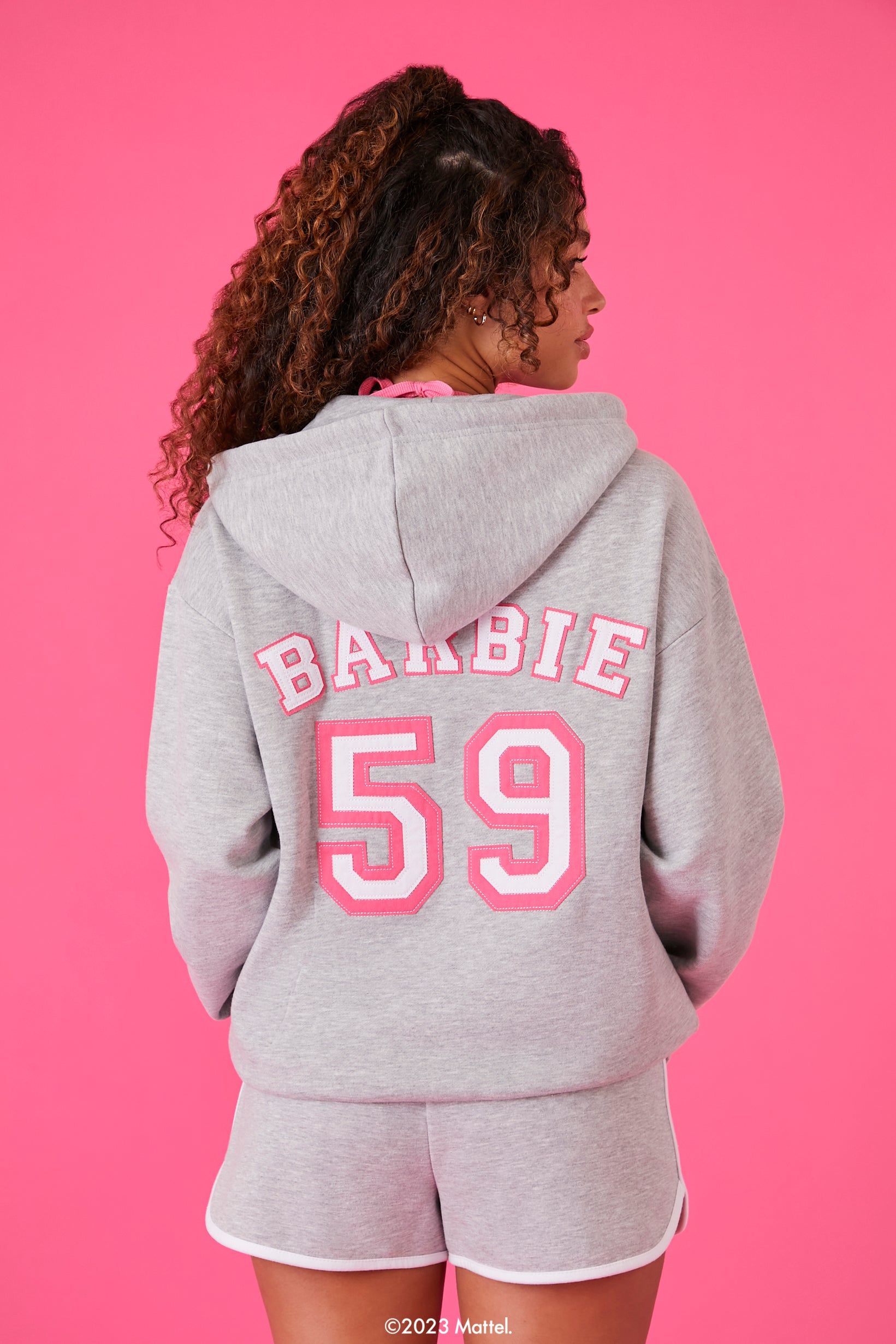 Haut à capuchon avec motif brodé Barbie™ et fermeture à glissière sold by Urban Planet product image thumbnail 2