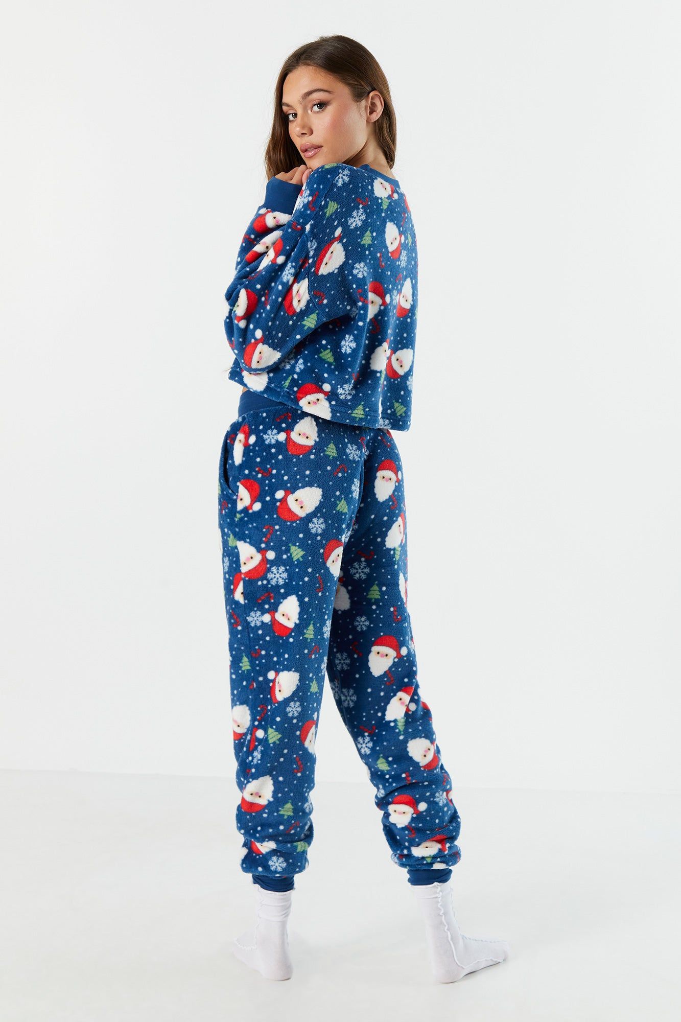 Haut de pyjama de Noël en peluche à imprimé Père Noël sold by Urban Planet product image thumbnail 5