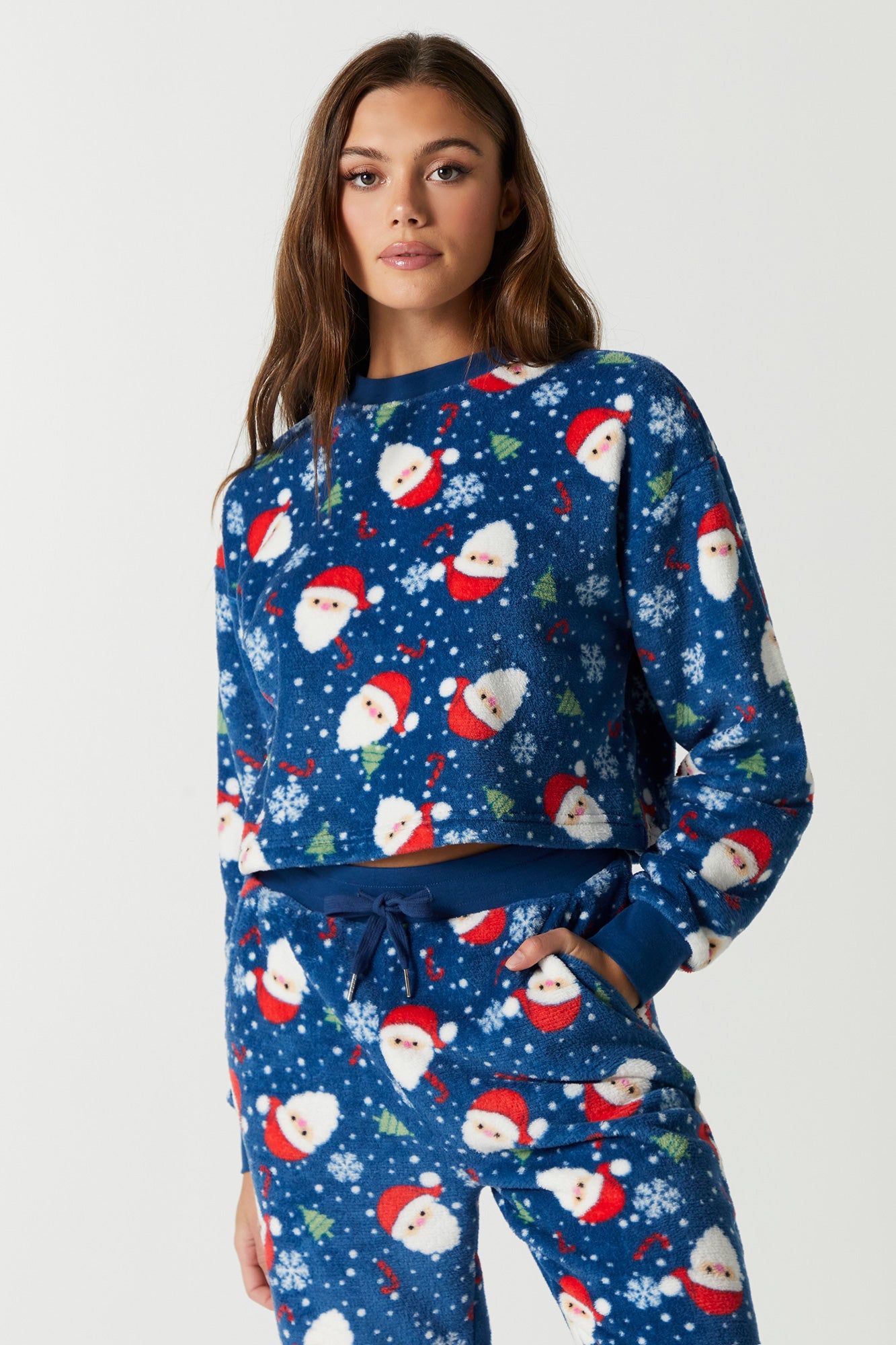Haut de pyjama de Noël en peluche à imprimé Père Noël sold by Urban Planet product image thumbnail 2
