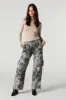 Pantalon cargo camouflage à jambe droite avec ourlet à barillet sold by Urban Planet