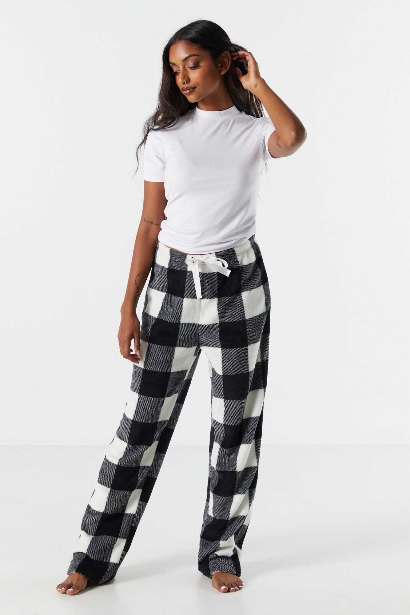 Pantalon de pyjama en peluche à carreaux noirs et blancs sold by Urban Planet