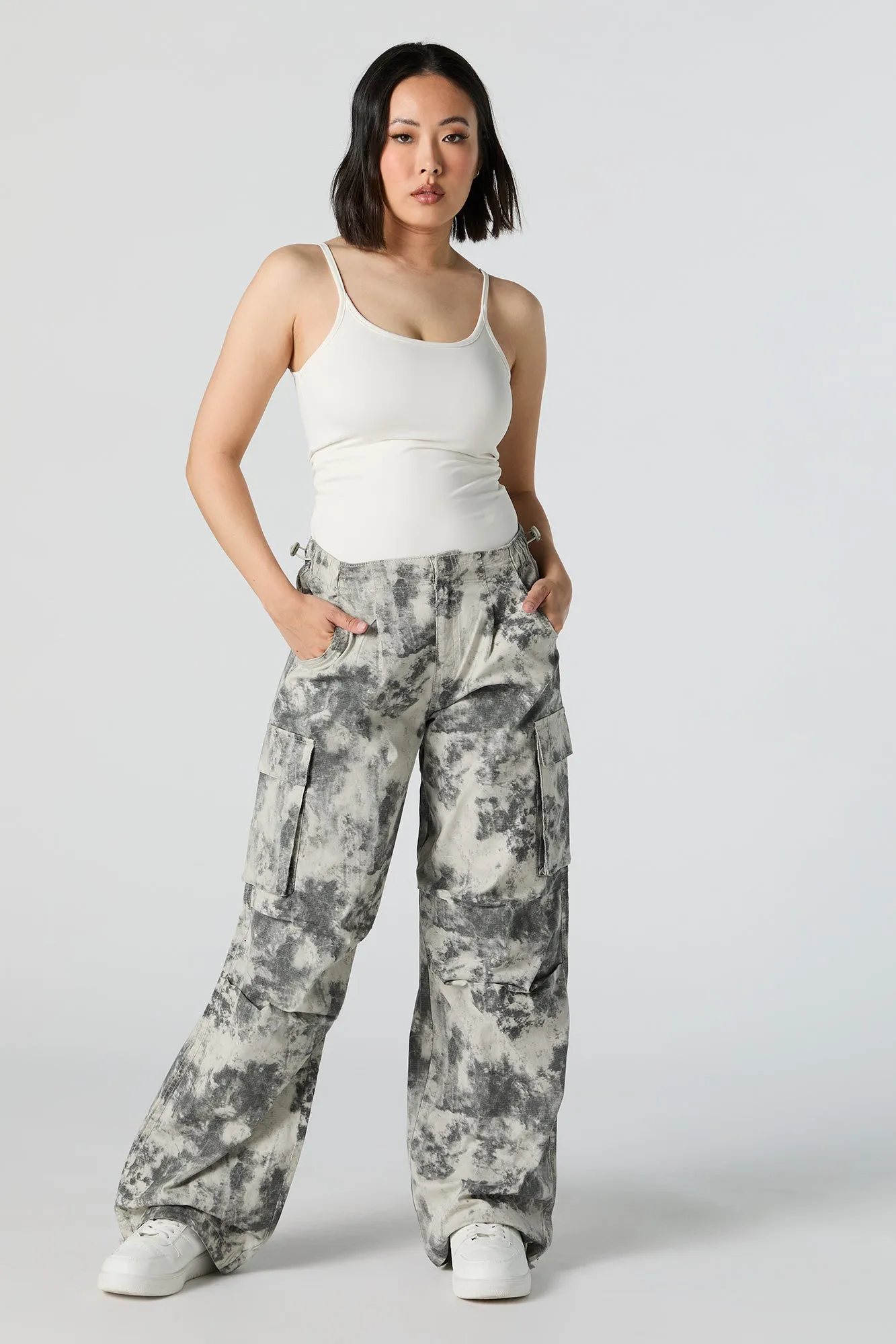Pantalon cargo noué-teint avec barillets à l'ourlet sold by Urban Planet