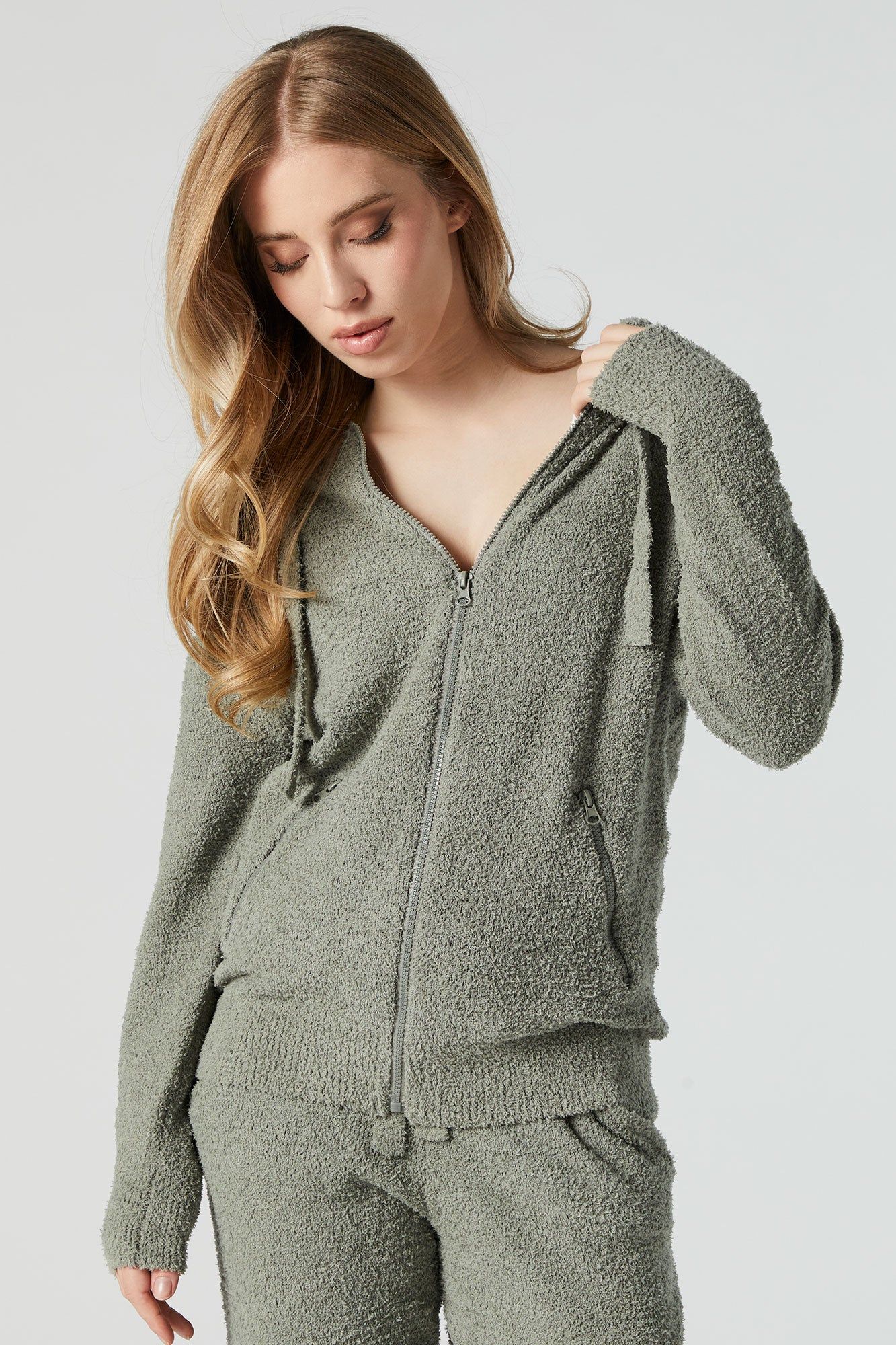 Haut à capuchon pelucheux avec fermeture à glissière sold by Urban Planet