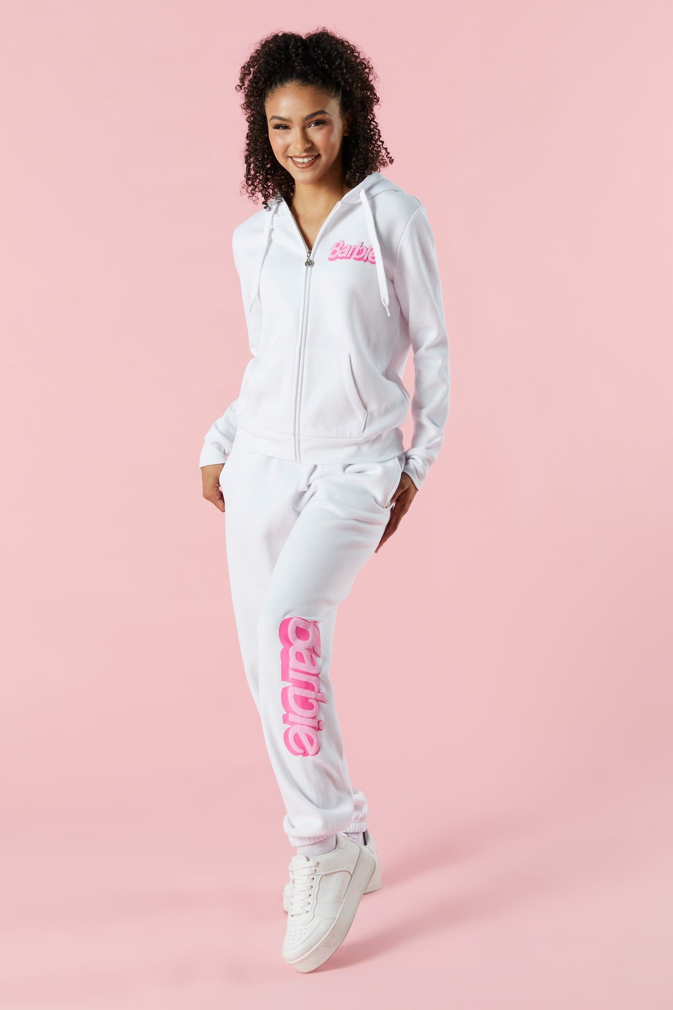 Pantalon de jogging en molleton avec logo Barbie™ sold by Urban Planet