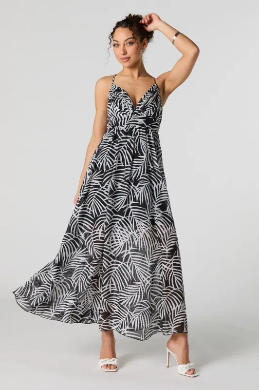 Robe maxi en chiffon avec motif de feuilles et encolure en V sold by Urban Planet