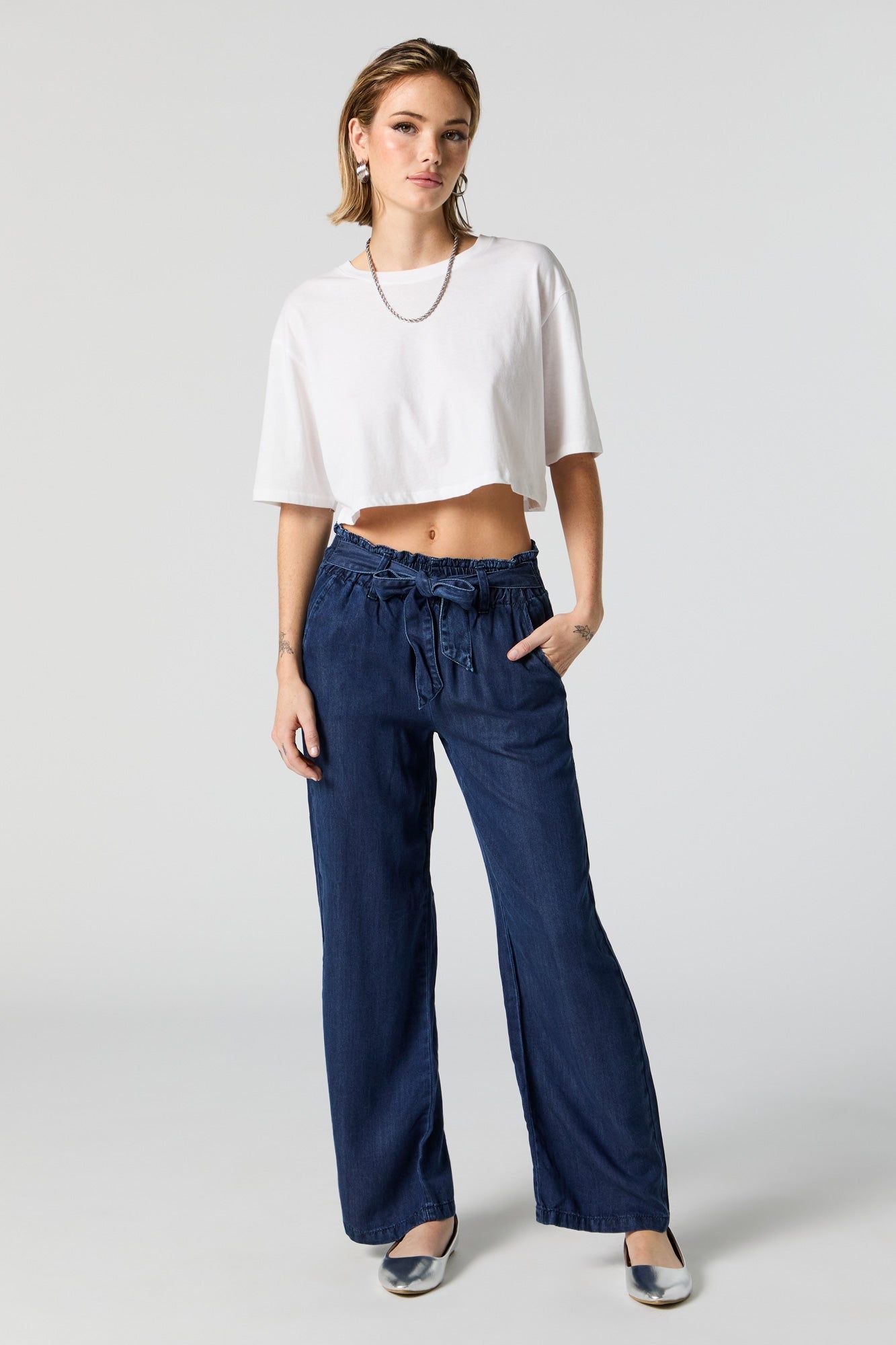 Jean à taille cintrée en denim délavé foncé sold by Urban Planet