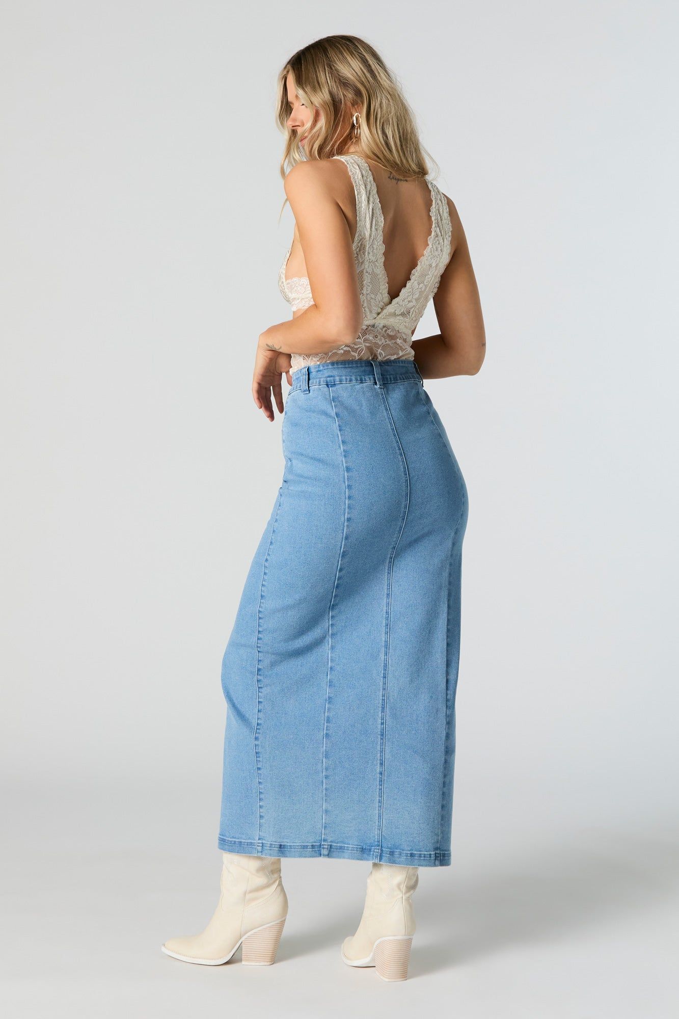 Jupe midi en denim délavé pâle avec fente sold by Urban Planet product image thumbnail 2