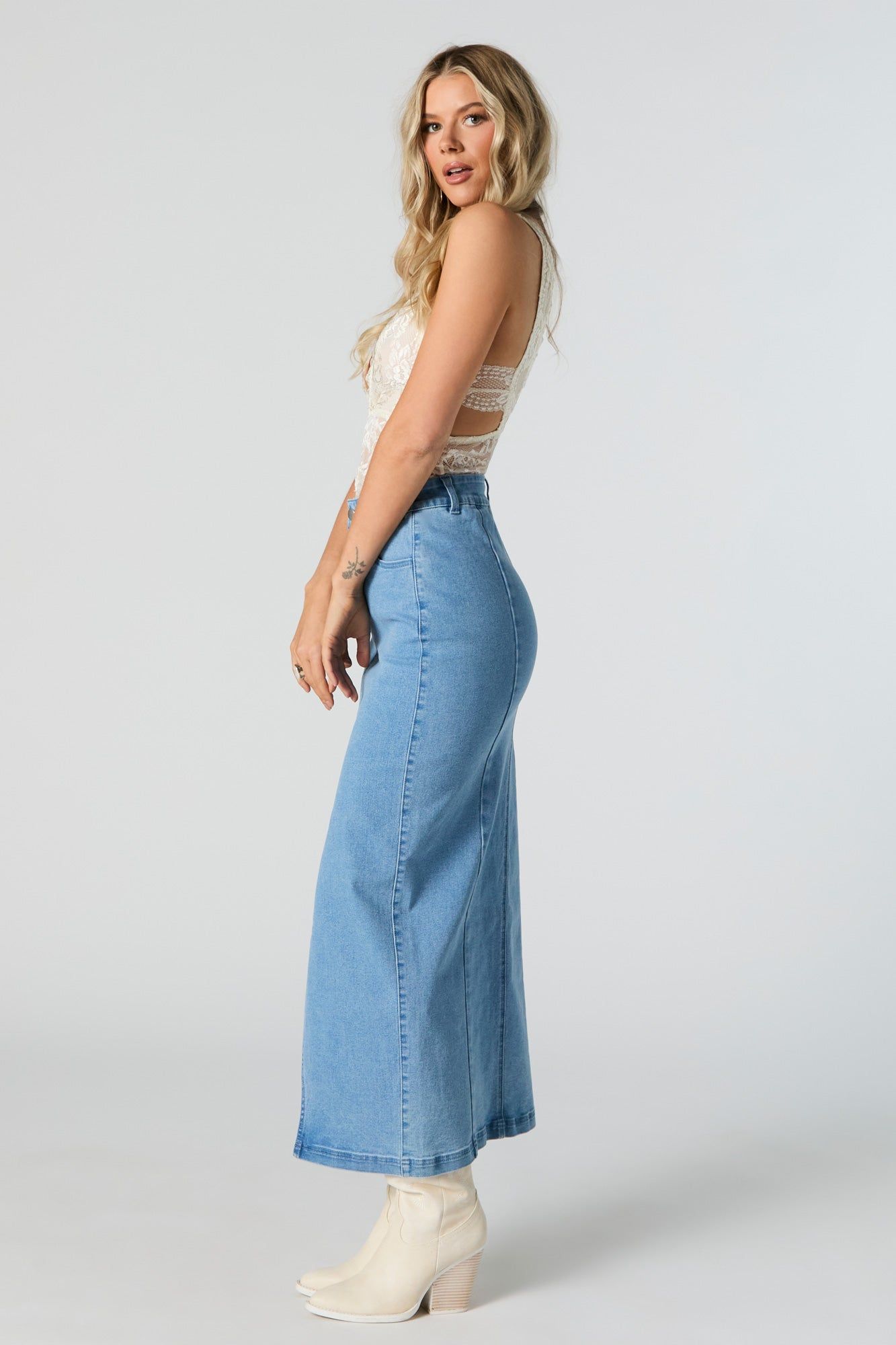 Jupe midi en denim délavé pâle avec fente sold by Urban Planet product image thumbnail 3