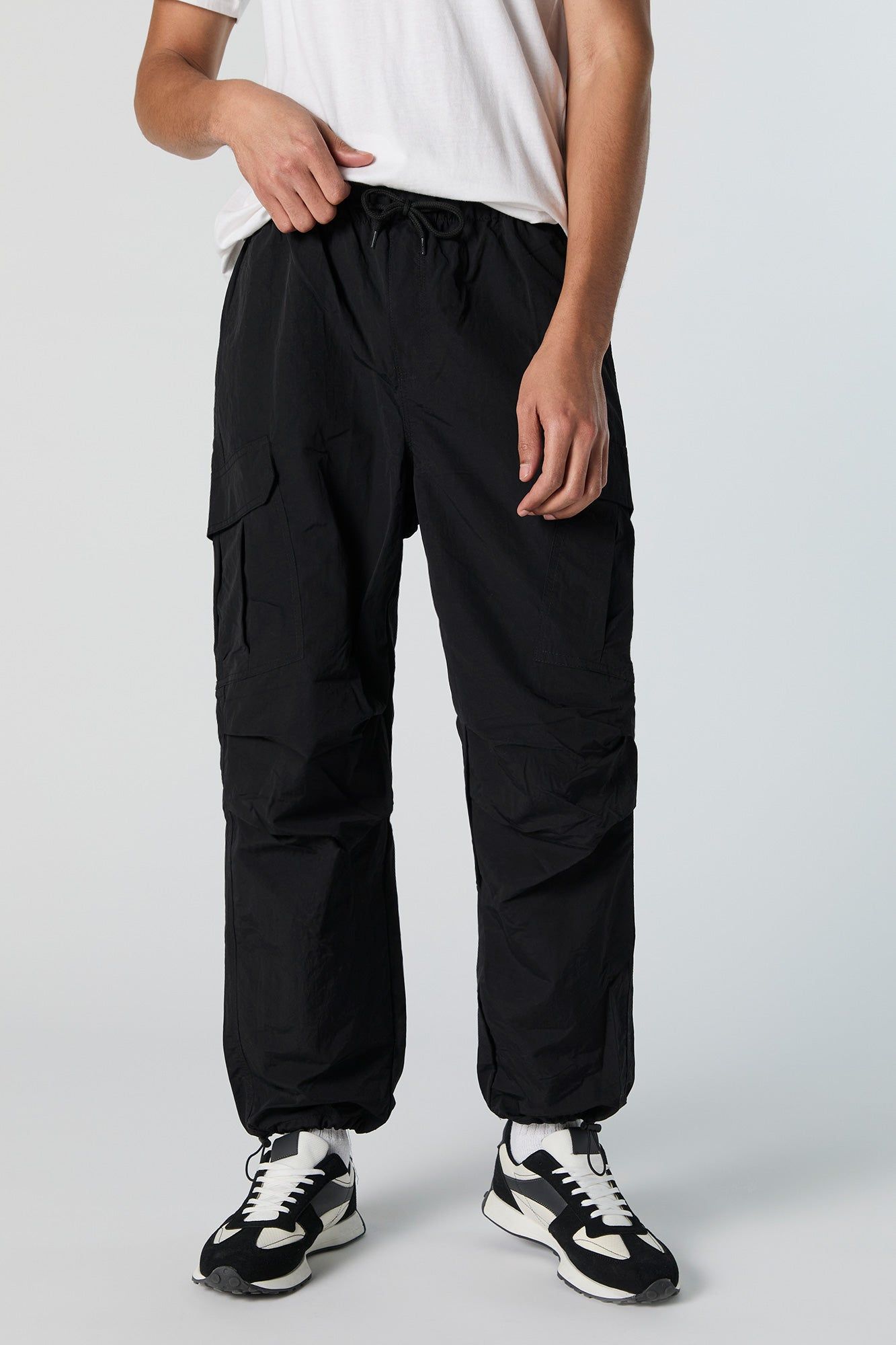 Pantalon parachute cargo en nylon sold by Urban Planet