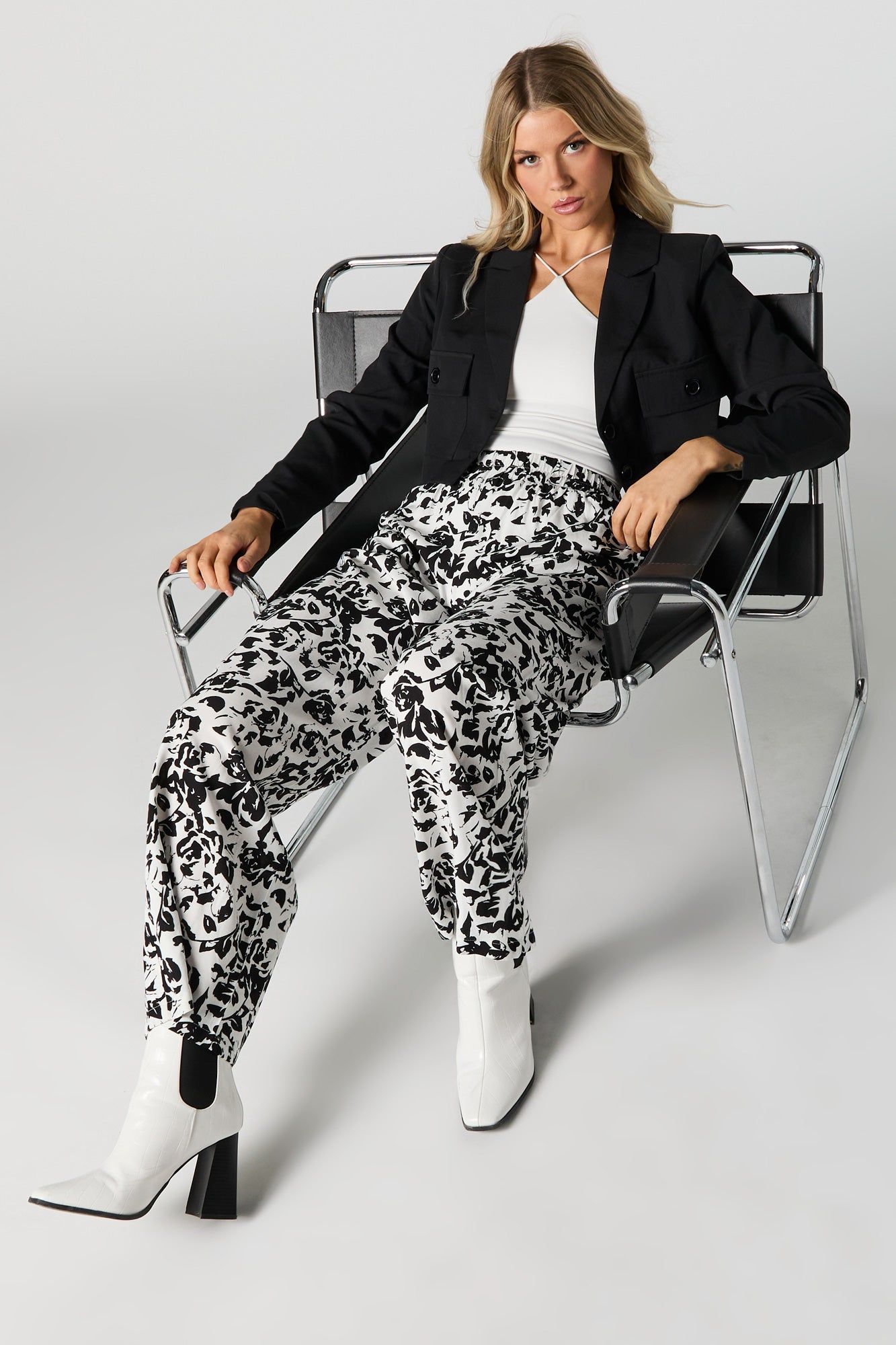 Pantalon à jambe large fleuri blanc sold by Urban Planet