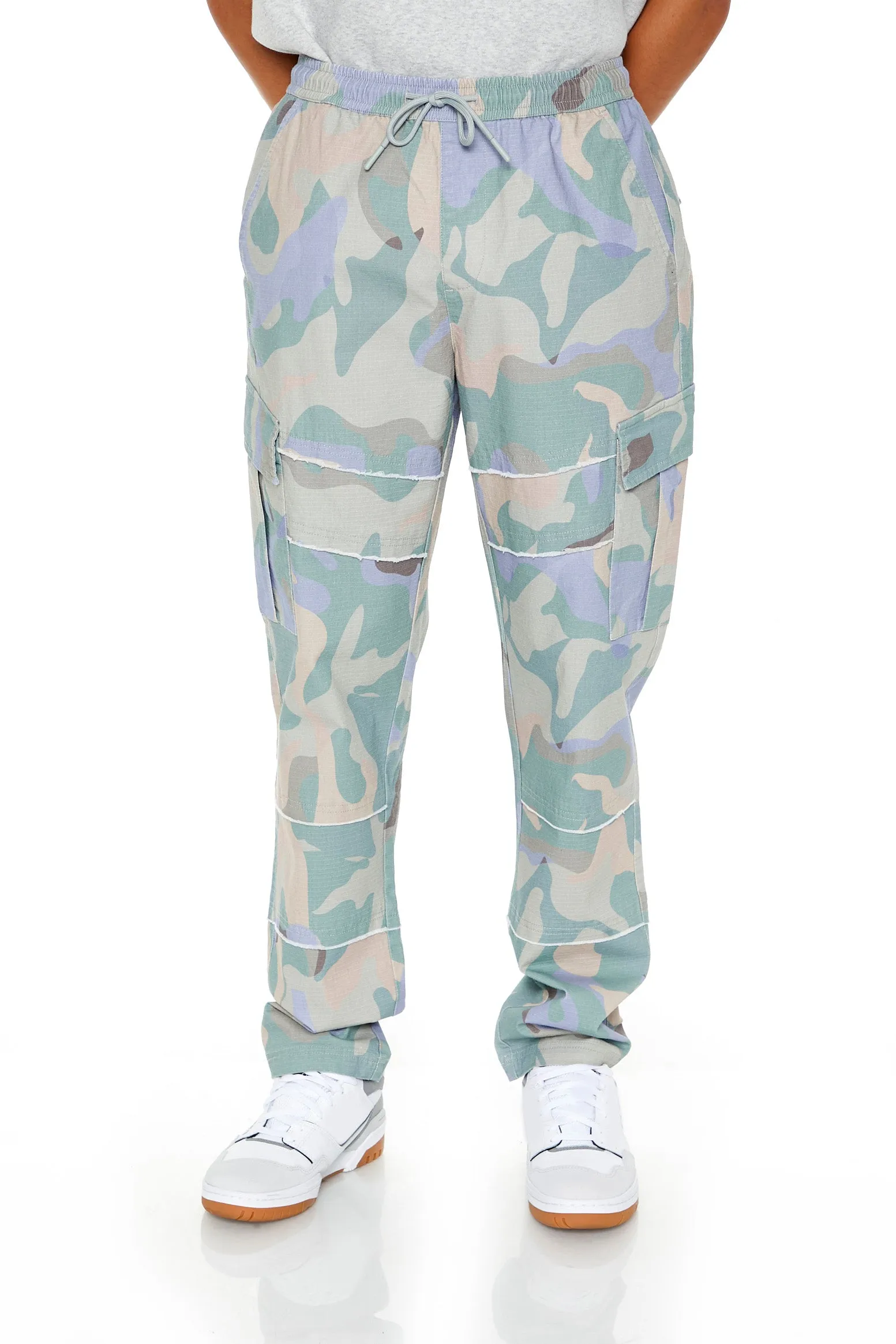 Pantalon cargo effiloché à imprimé camouflage sold by Urban Planet