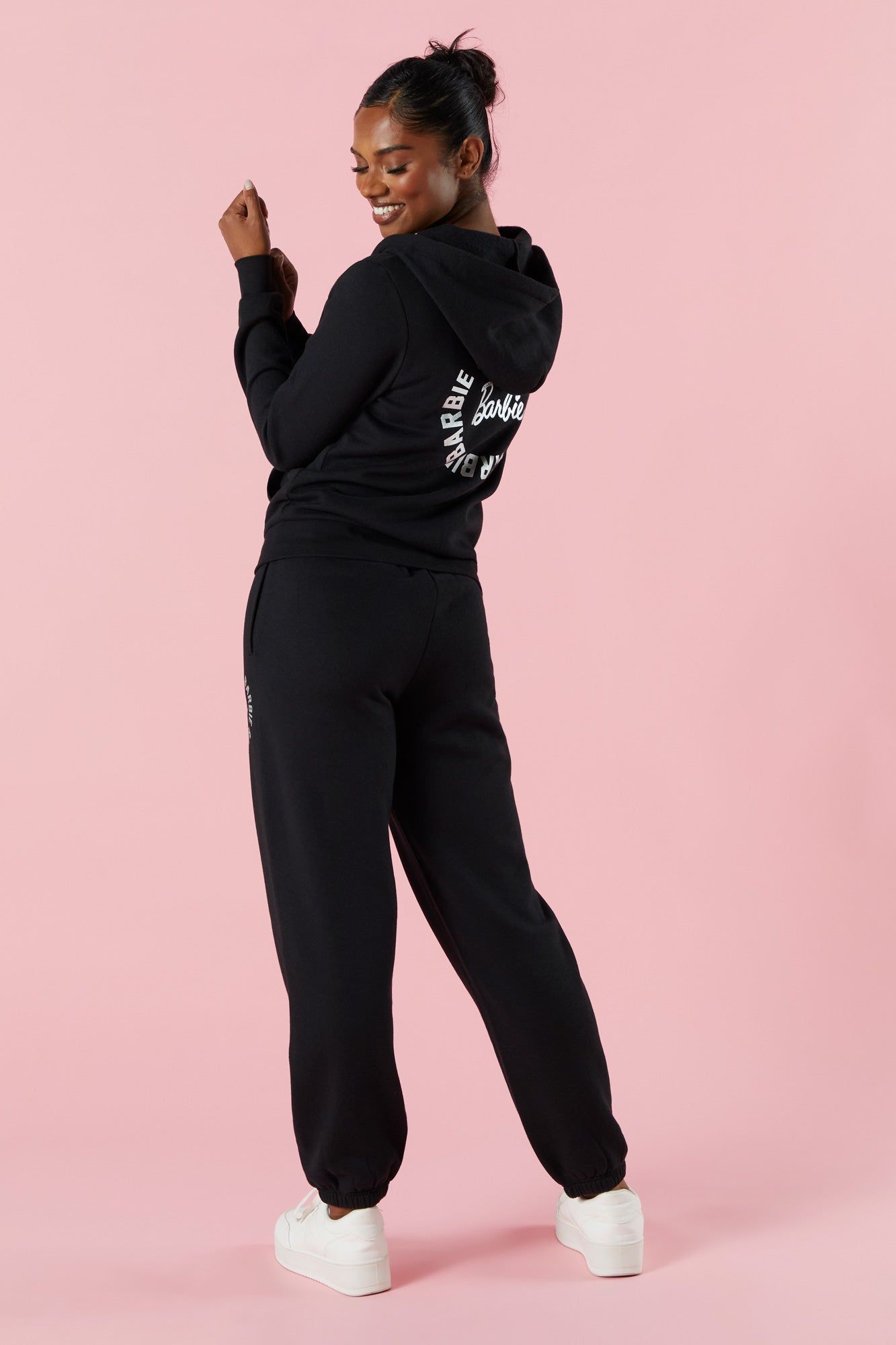 Pantalon de jogging en molleton avec logo Barbie™ sold by Urban Planet product image thumbnail 3